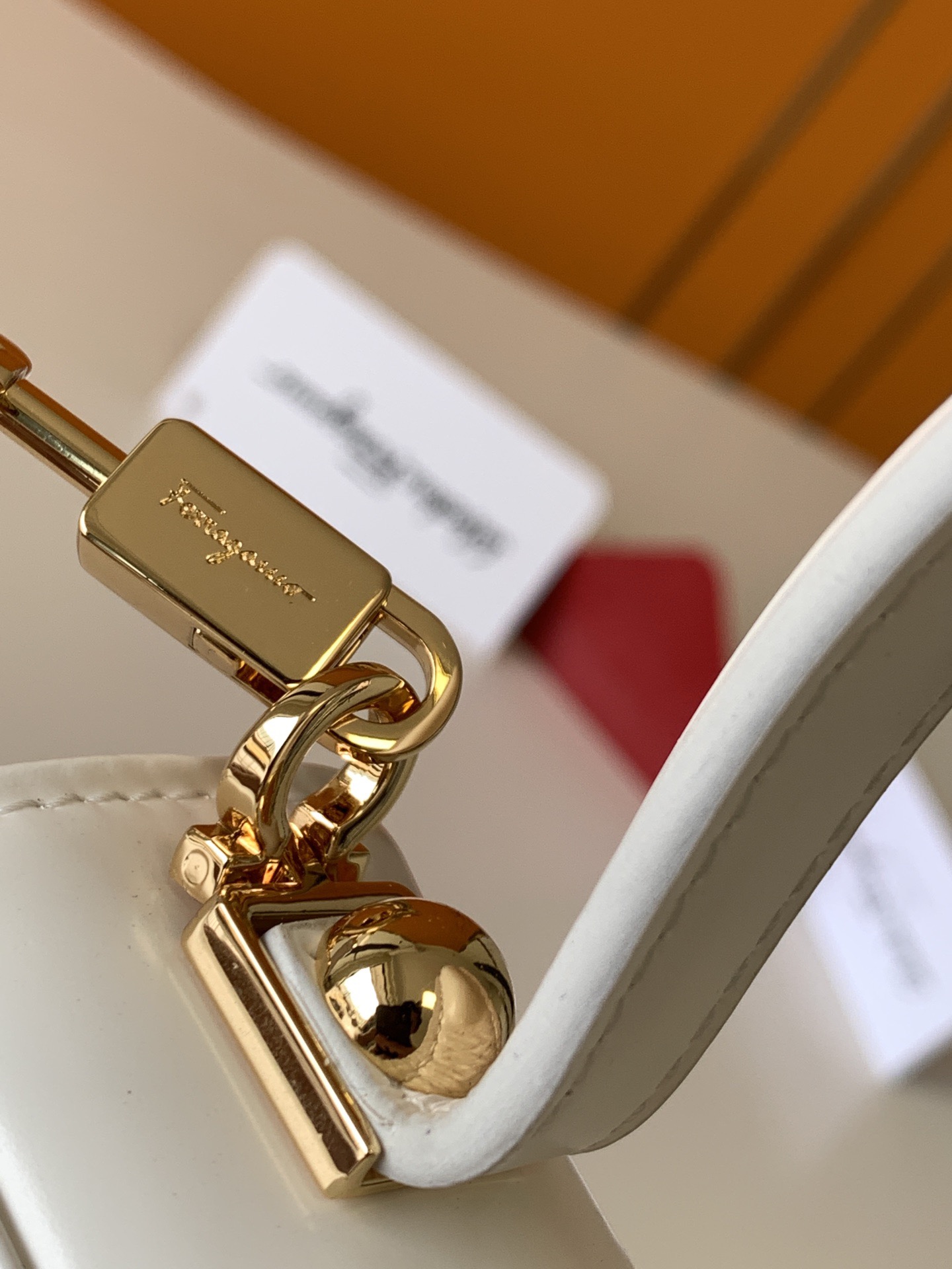 FERRAGAMO 살바토레 페라가모 FW2023 Gancino 장식 가죽 핸드백 7