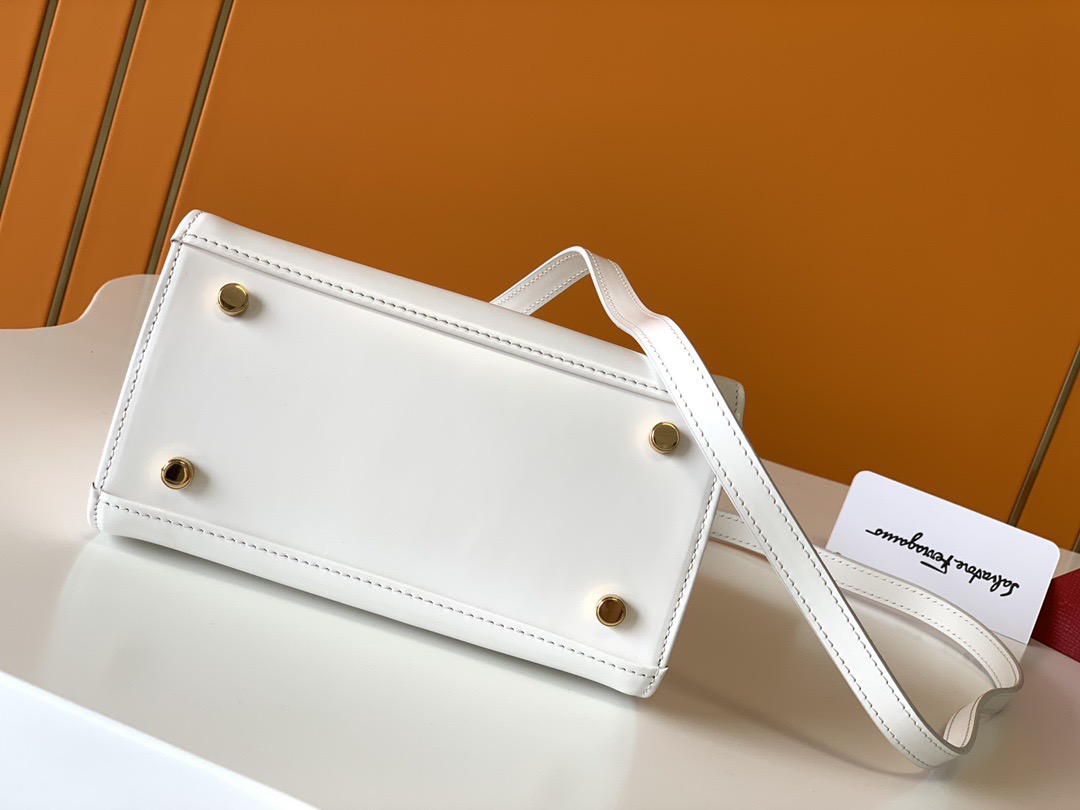 FERRAGAMO 살바토레 페라가모 FW2023 Gancino 장식 가죽 핸드백 8