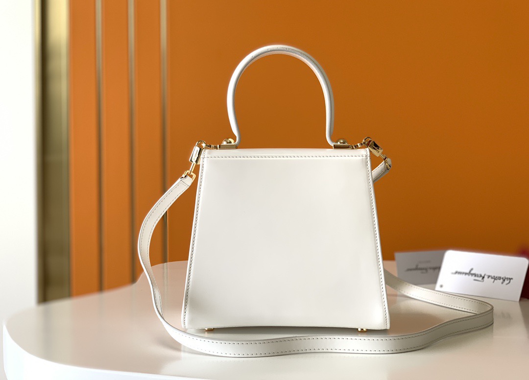 FERRAGAMO 살바토레 페라가모 FW2023 Gancino 장식 가죽 핸드백 10