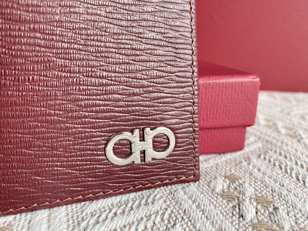 FERRAGAMO 살바토레 페라가모 FW2023 물결무늬 소가죽 지갑 4