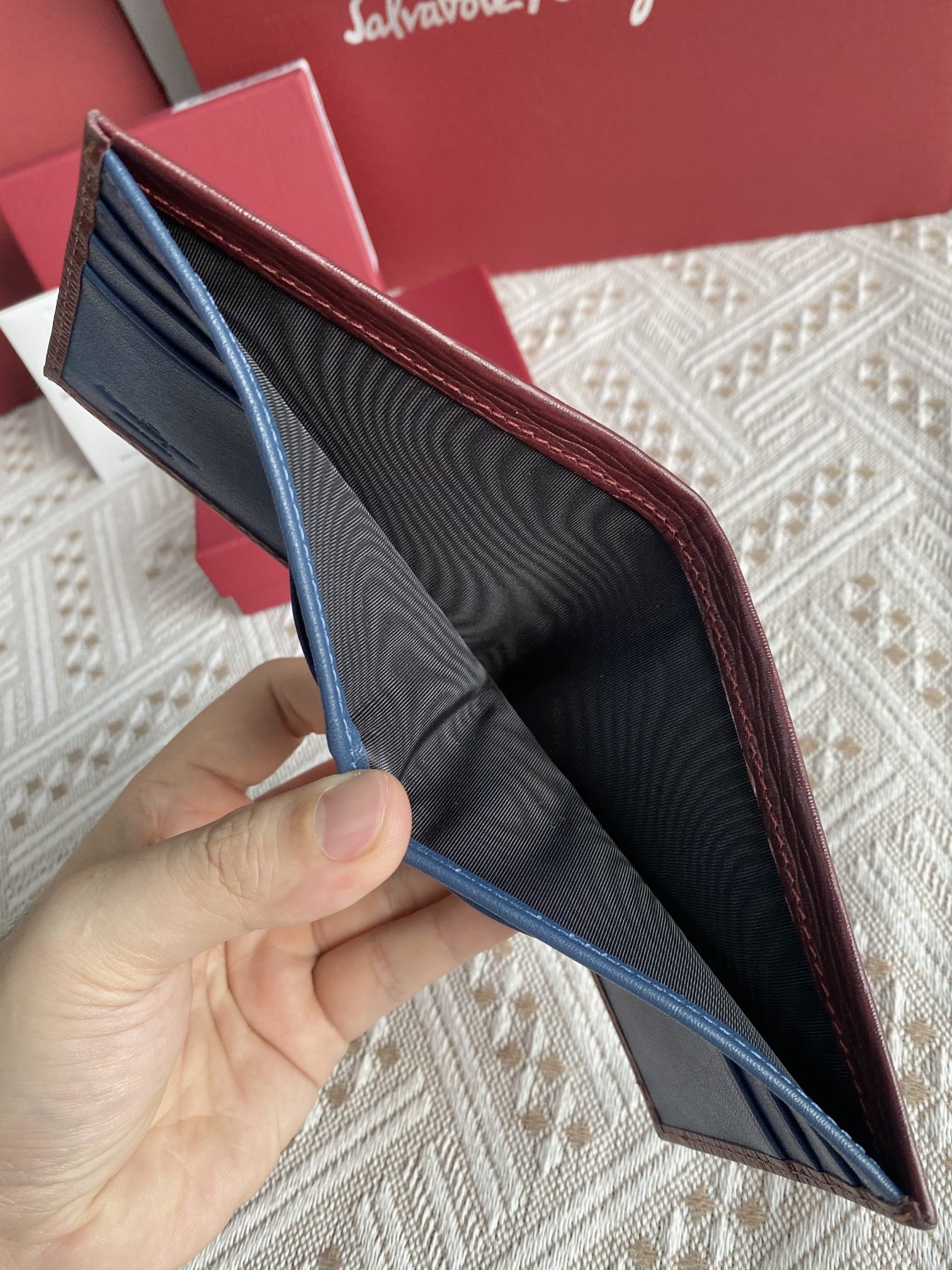 FERRAGAMO 살바토레 페라가모 FW2023 물결무늬 소가죽 지갑 8