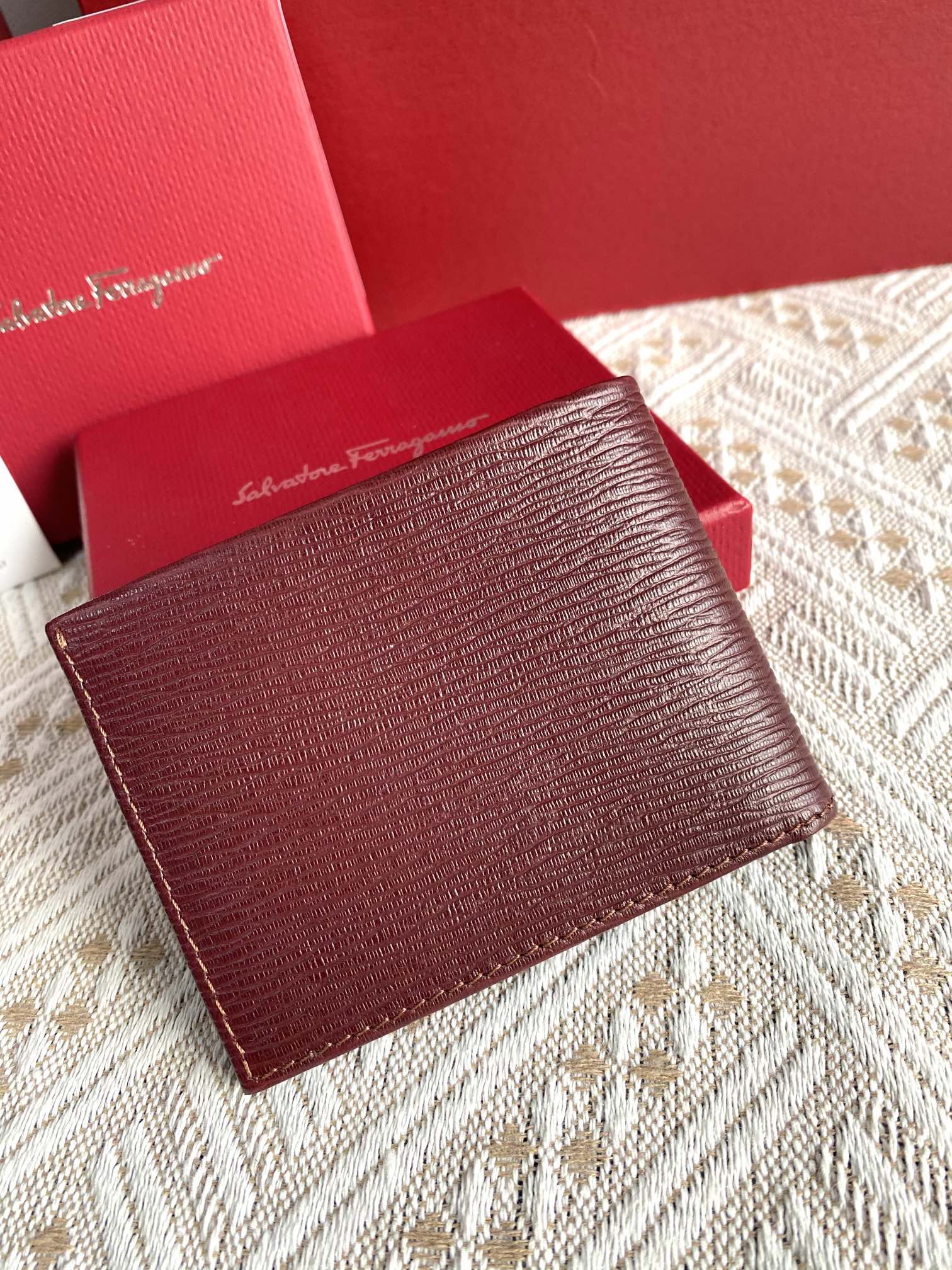 FERRAGAMO 살바토레 페라가모 FW2023 물결무늬 소가죽 지갑 9