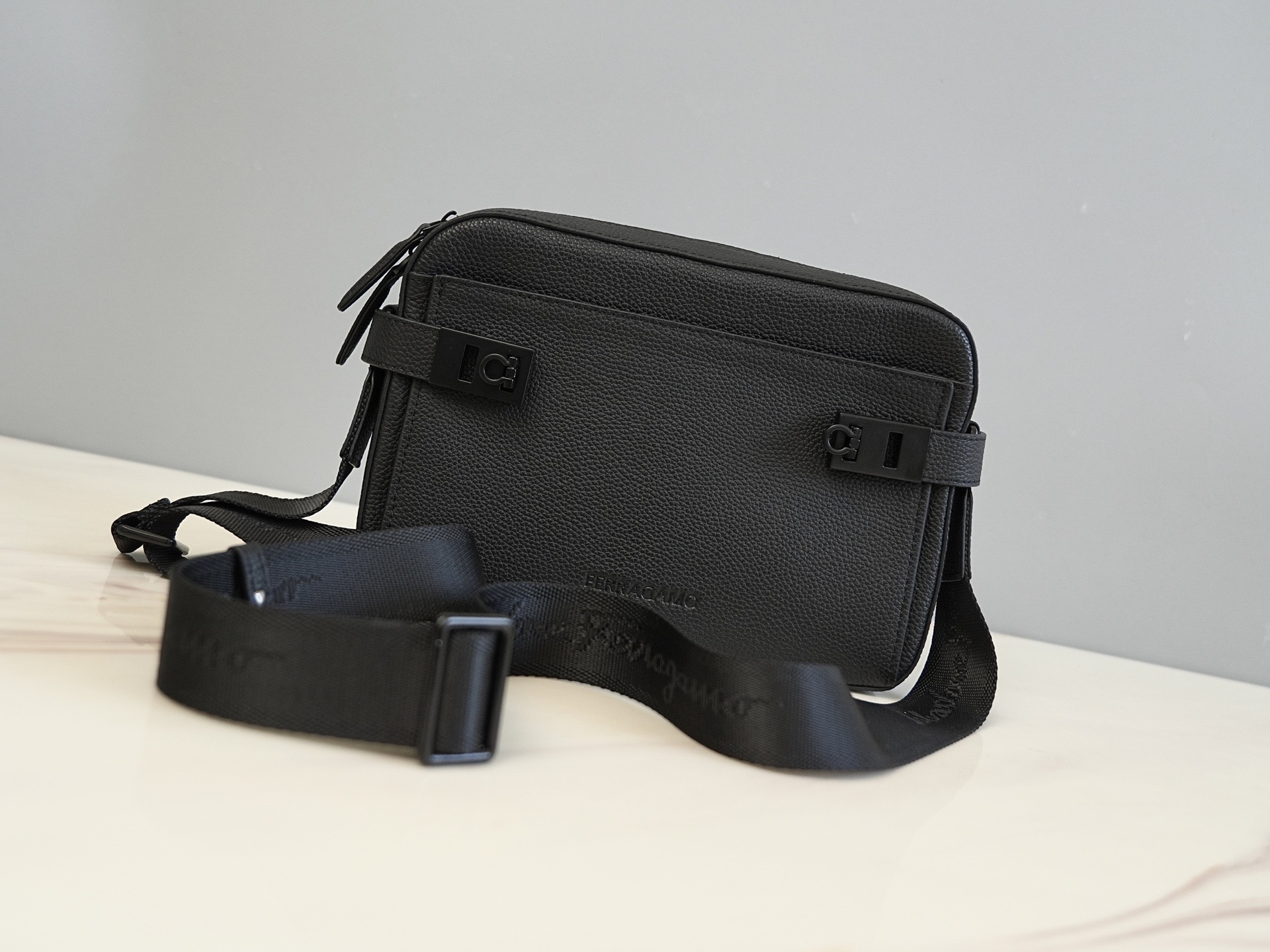 FERRAGAMO 페라가모 FW2023 Gancini 카메라 백 1