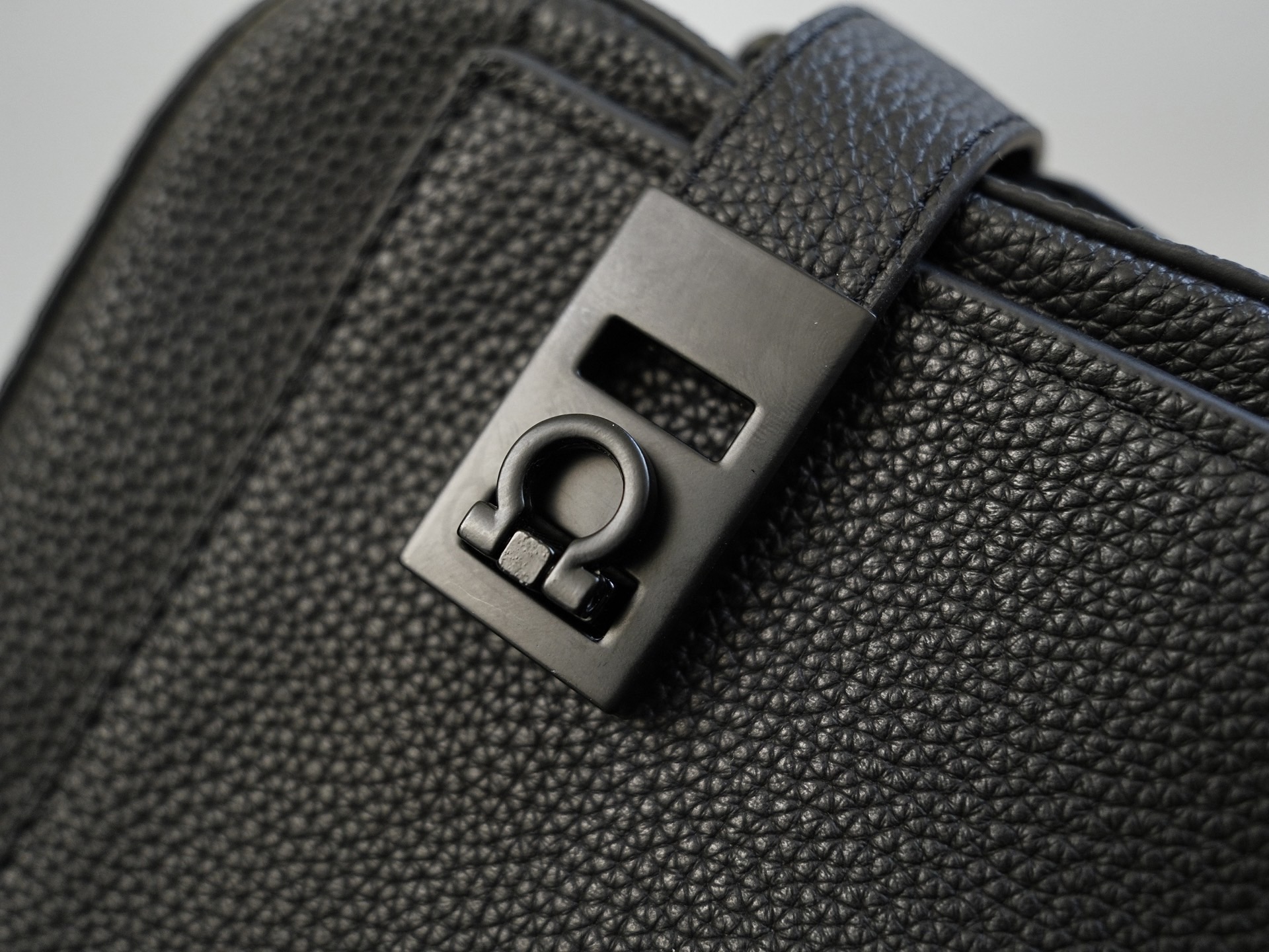 FERRAGAMO 페라가모 FW2023 Gancini 카메라 백 2