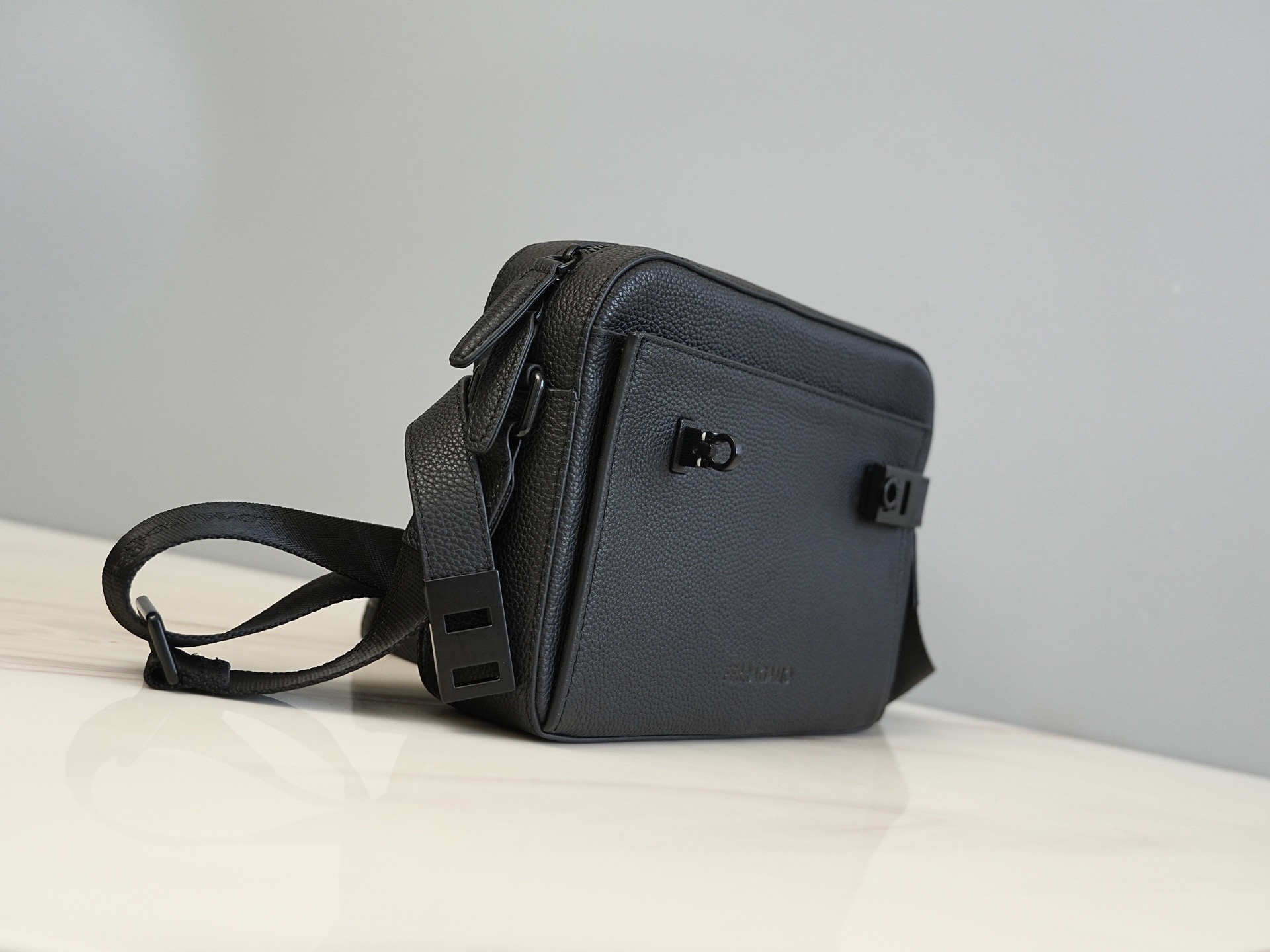 FERRAGAMO 페라가모 FW2023 Gancini 카메라 백 3