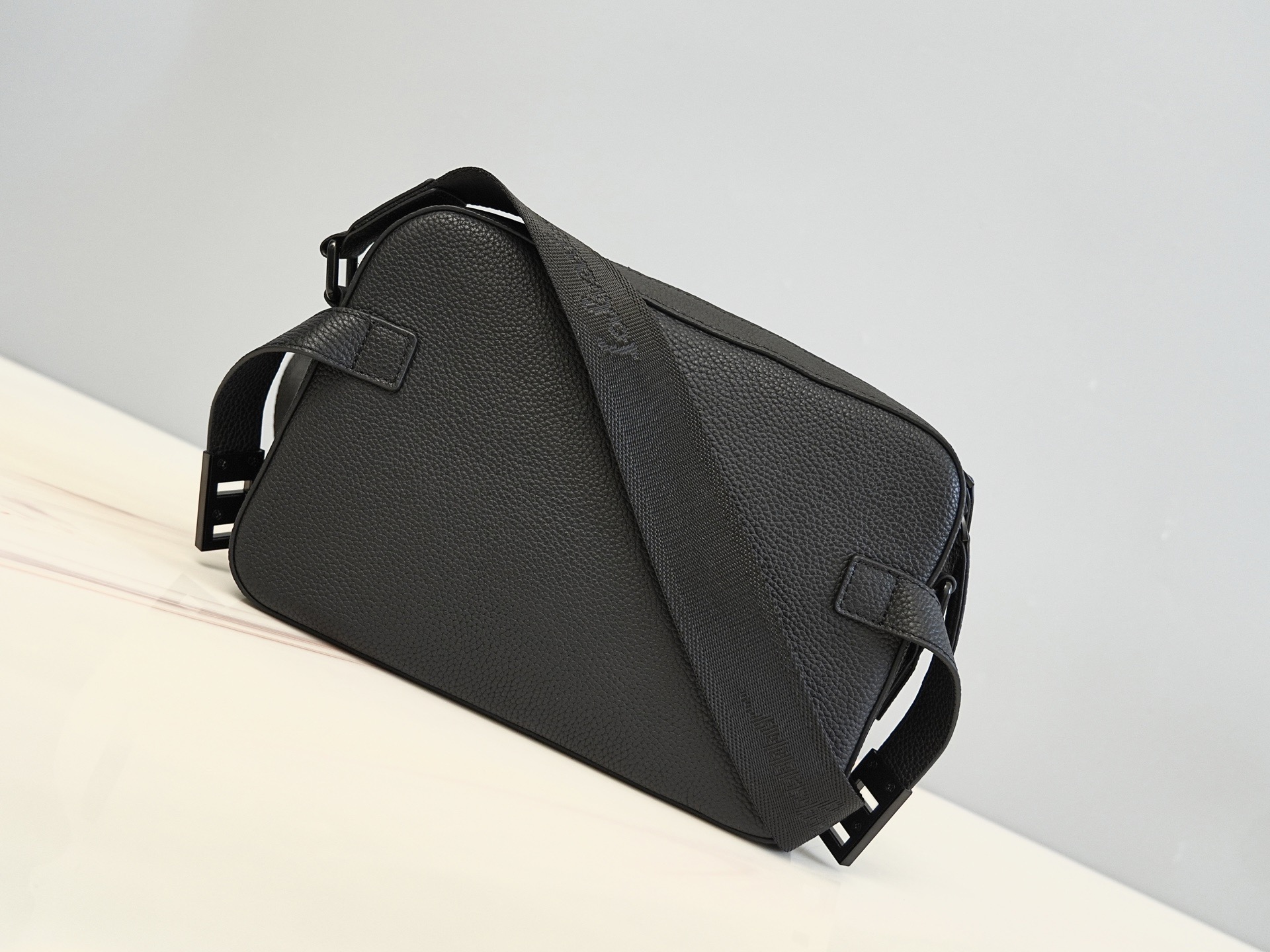 FERRAGAMO 페라가모 FW2023 Gancini 카메라 백 9