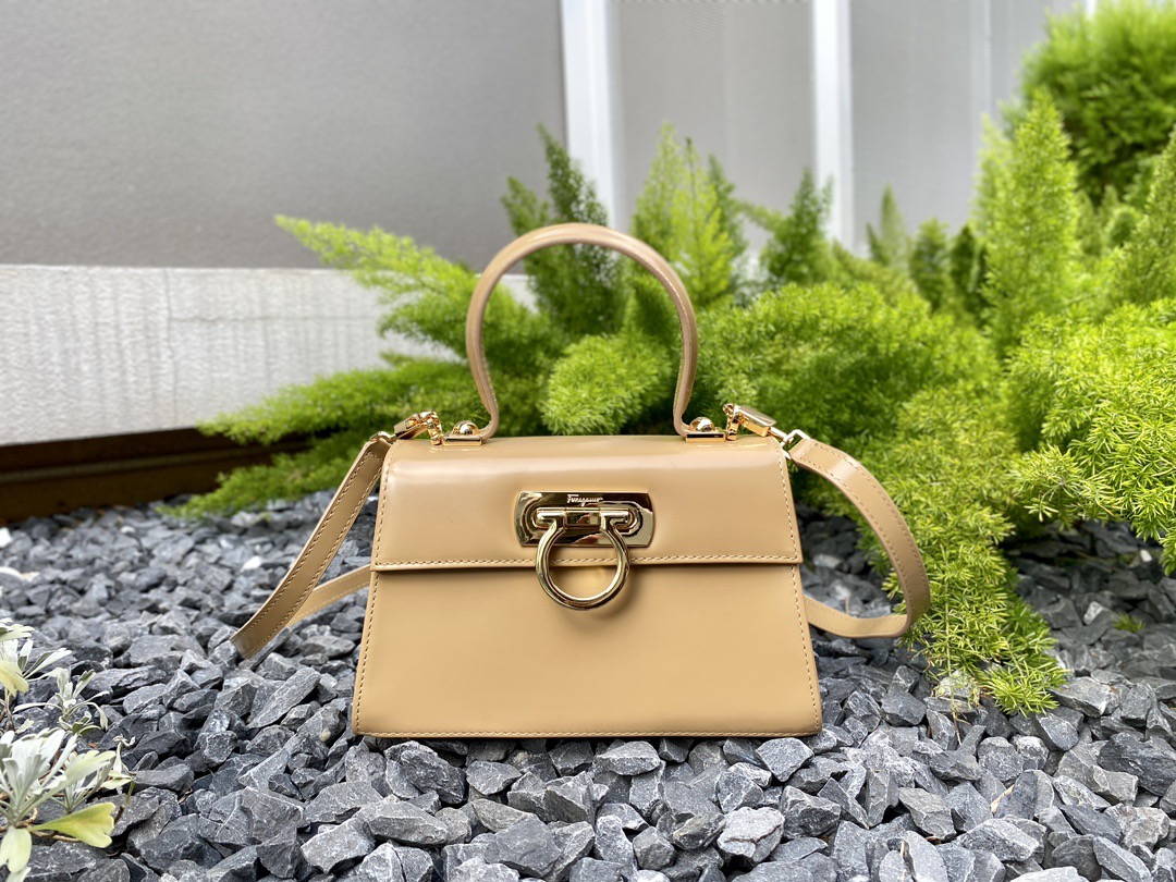 FERRAGAMO 페라가모 FW2023 Gancino 빈티지 가죽 핸드백 2