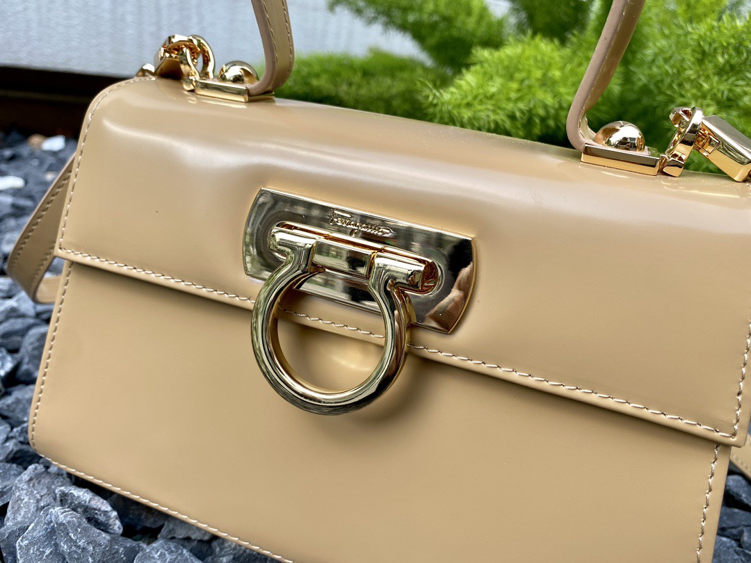 FERRAGAMO 페라가모 FW2023 Gancino 빈티지 가죽 핸드백 3