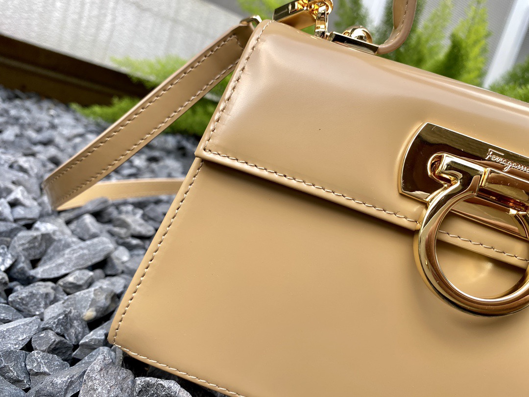 FERRAGAMO 페라가모 FW2023 Gancino 빈티지 가죽 핸드백 5