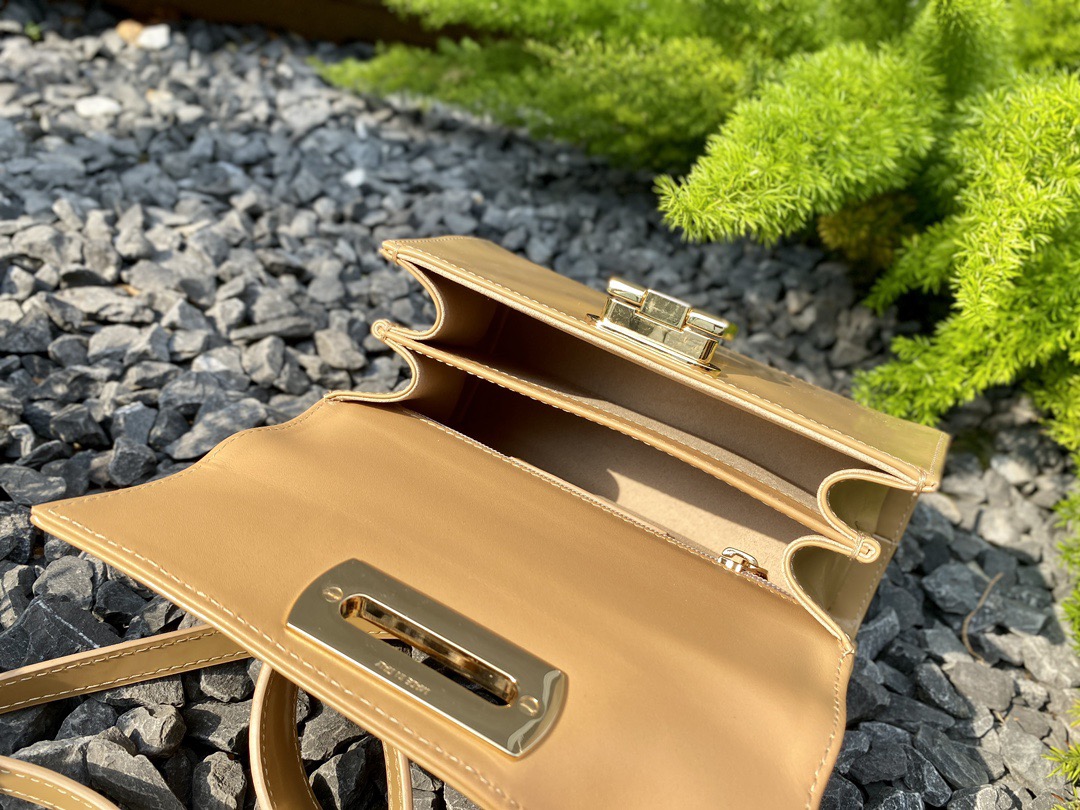 FERRAGAMO 페라가모 FW2023 Gancino 빈티지 가죽 핸드백 6