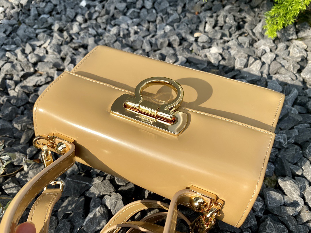 FERRAGAMO 페라가모 FW2023 Gancino 빈티지 가죽 핸드백 7