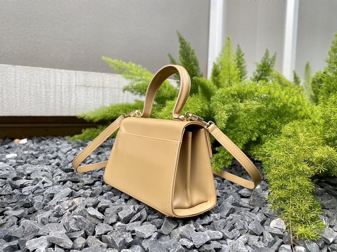 FERRAGAMO 페라가모 FW2023 Gancino 빈티지 가죽 핸드백 8