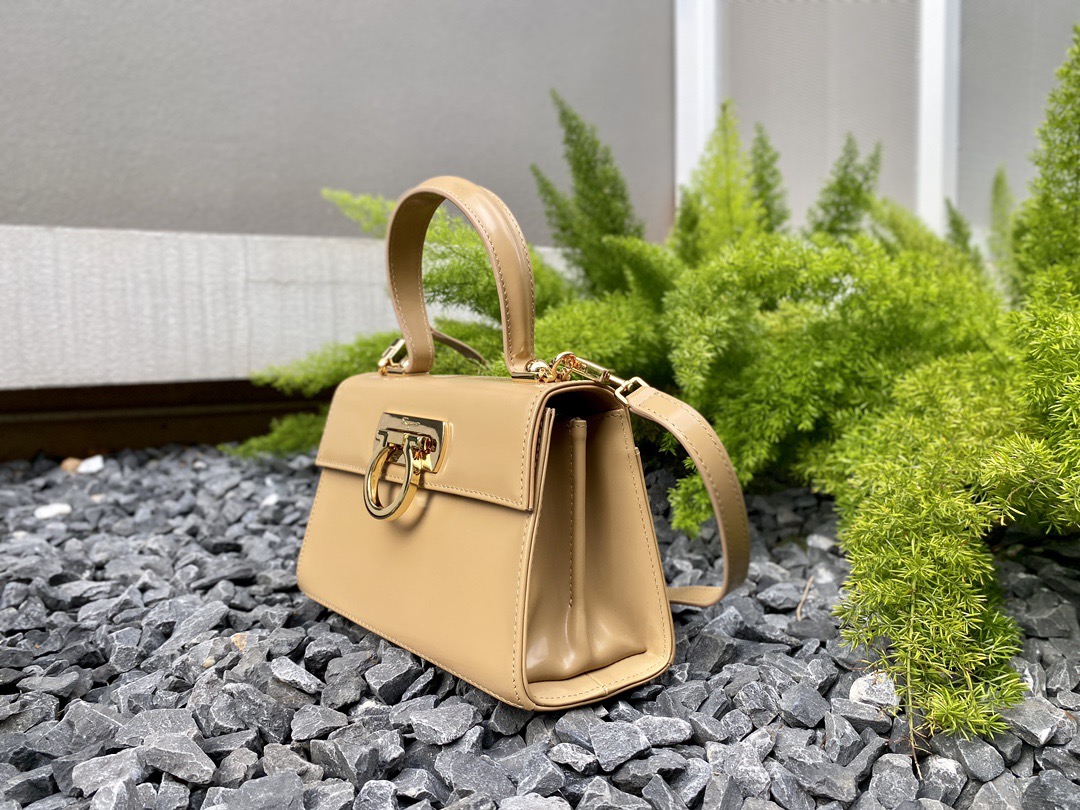 FERRAGAMO 페라가모 FW2023 Gancino 빈티지 가죽 핸드백 9