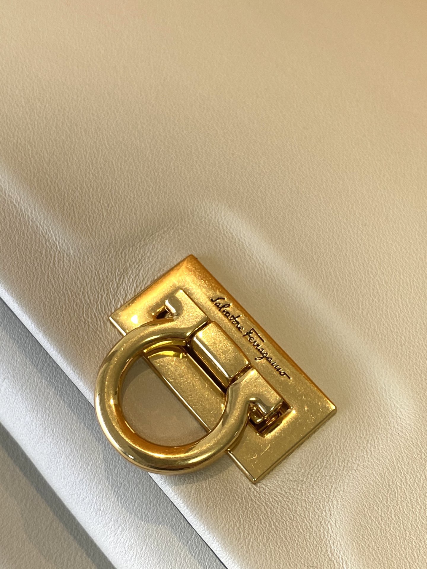 FERRAGAMO 살바토레 페라가모 FW2023 TRIFOLIO 숄더백 2