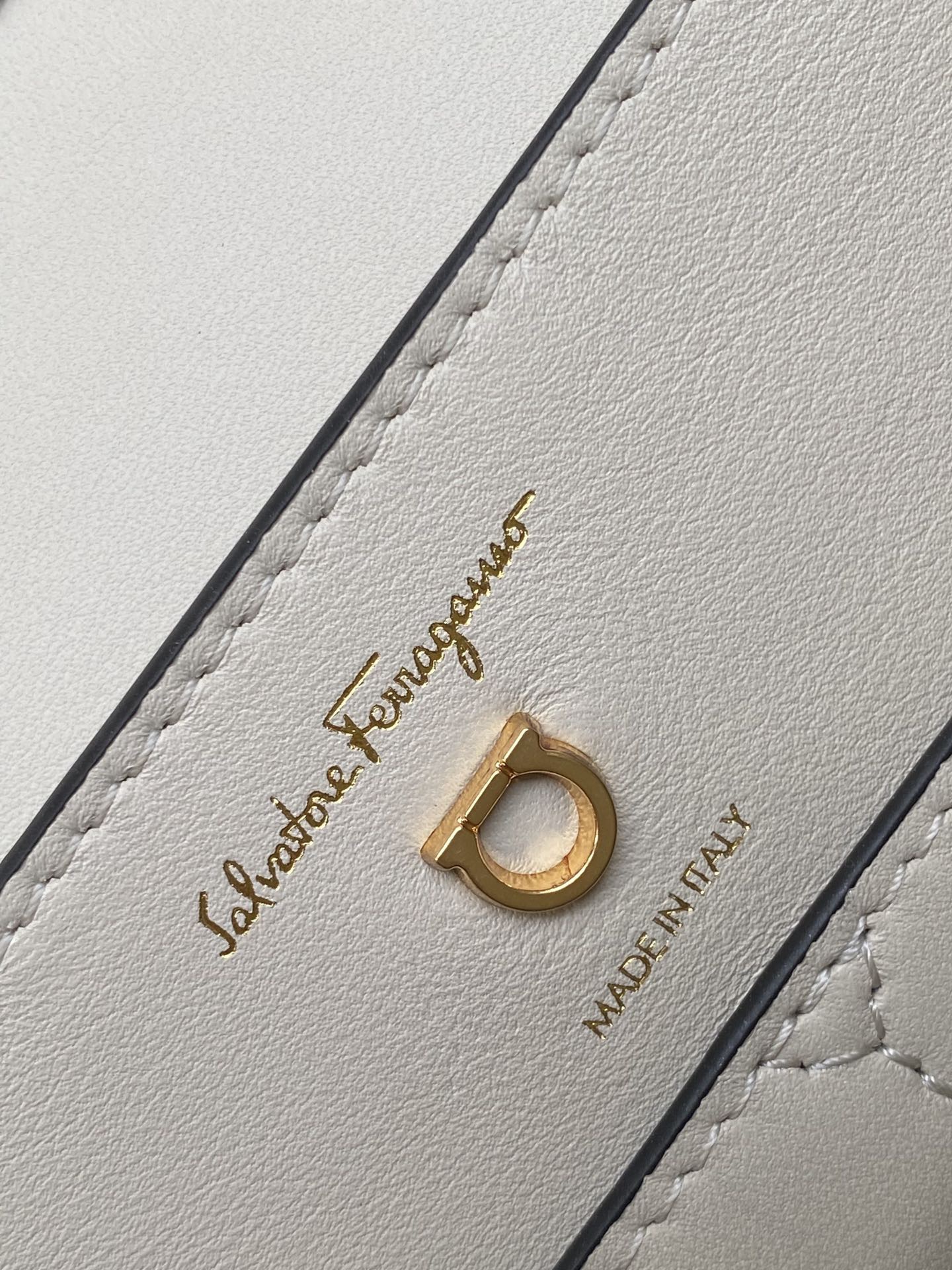 FERRAGAMO 살바토레 페라가모 FW2023 TRIFOLIO 숄더백 6