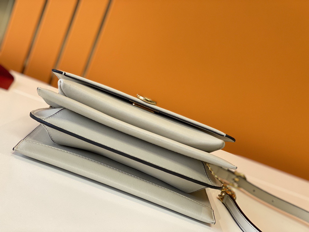 FERRAGAMO 살바토레 페라가모 FW2023 TRIFOLIO 숄더백 7