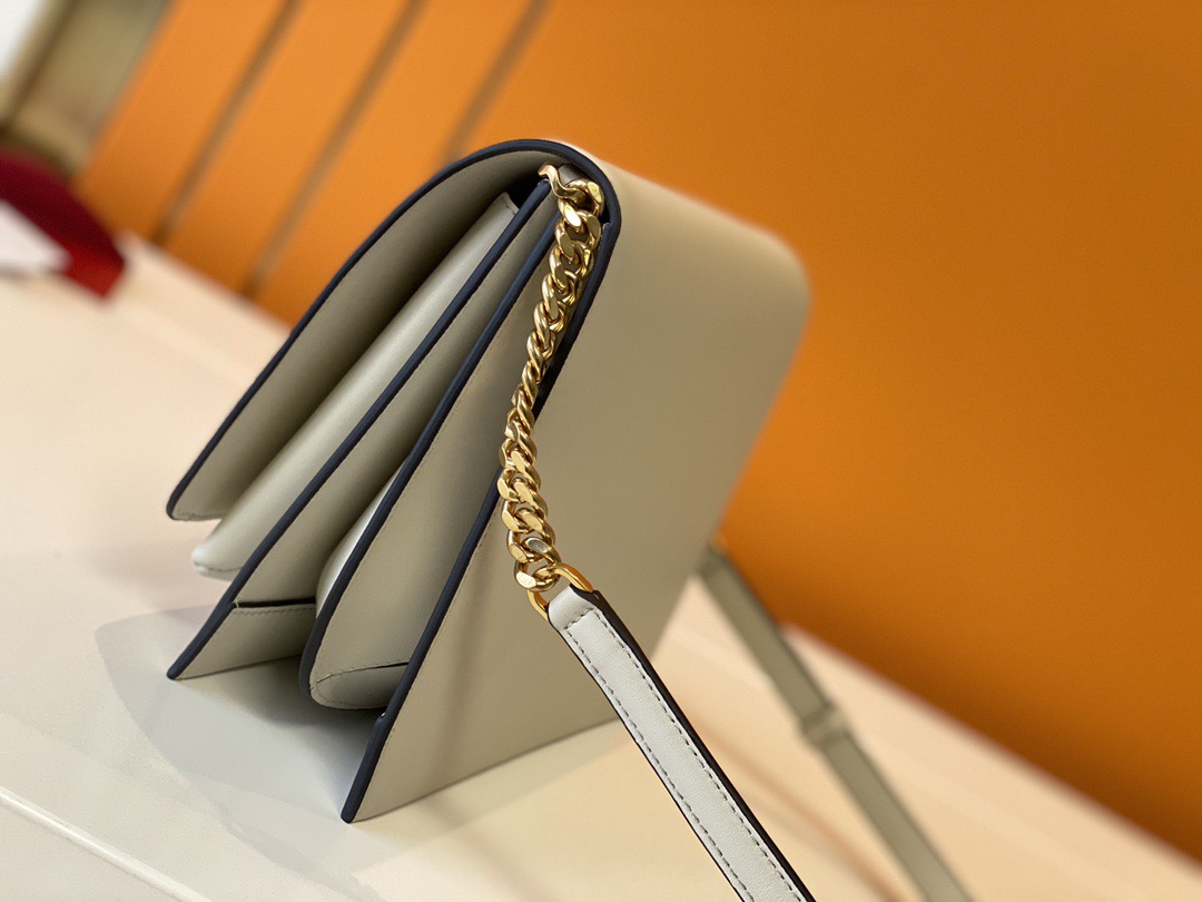 FERRAGAMO 살바토레 페라가모 FW2023 TRIFOLIO 숄더백 8