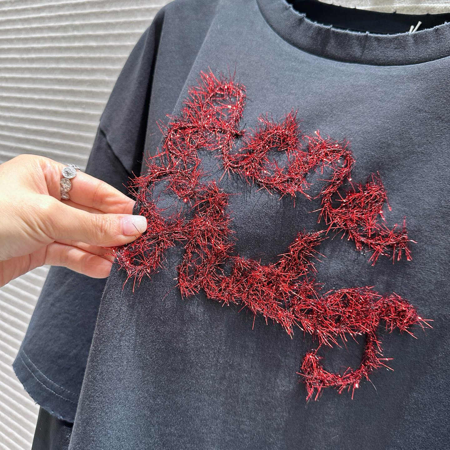 Acne Studios 레드 로고 자수 레이어드 티셔츠 9