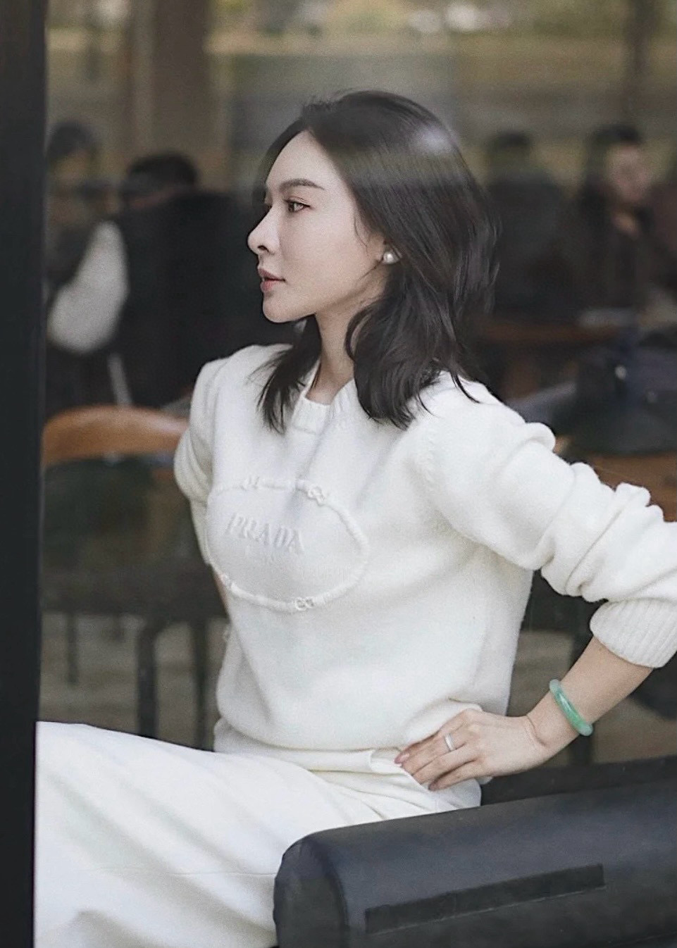 Prada 프라다 입체 로고 플라워 장식 니트 스웨터 1