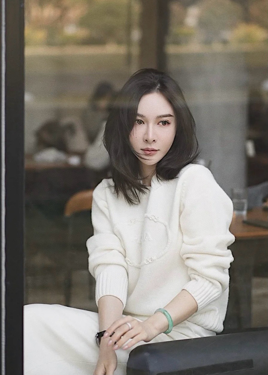 Prada 프라다 입체 로고 플라워 장식 니트 스웨터 2