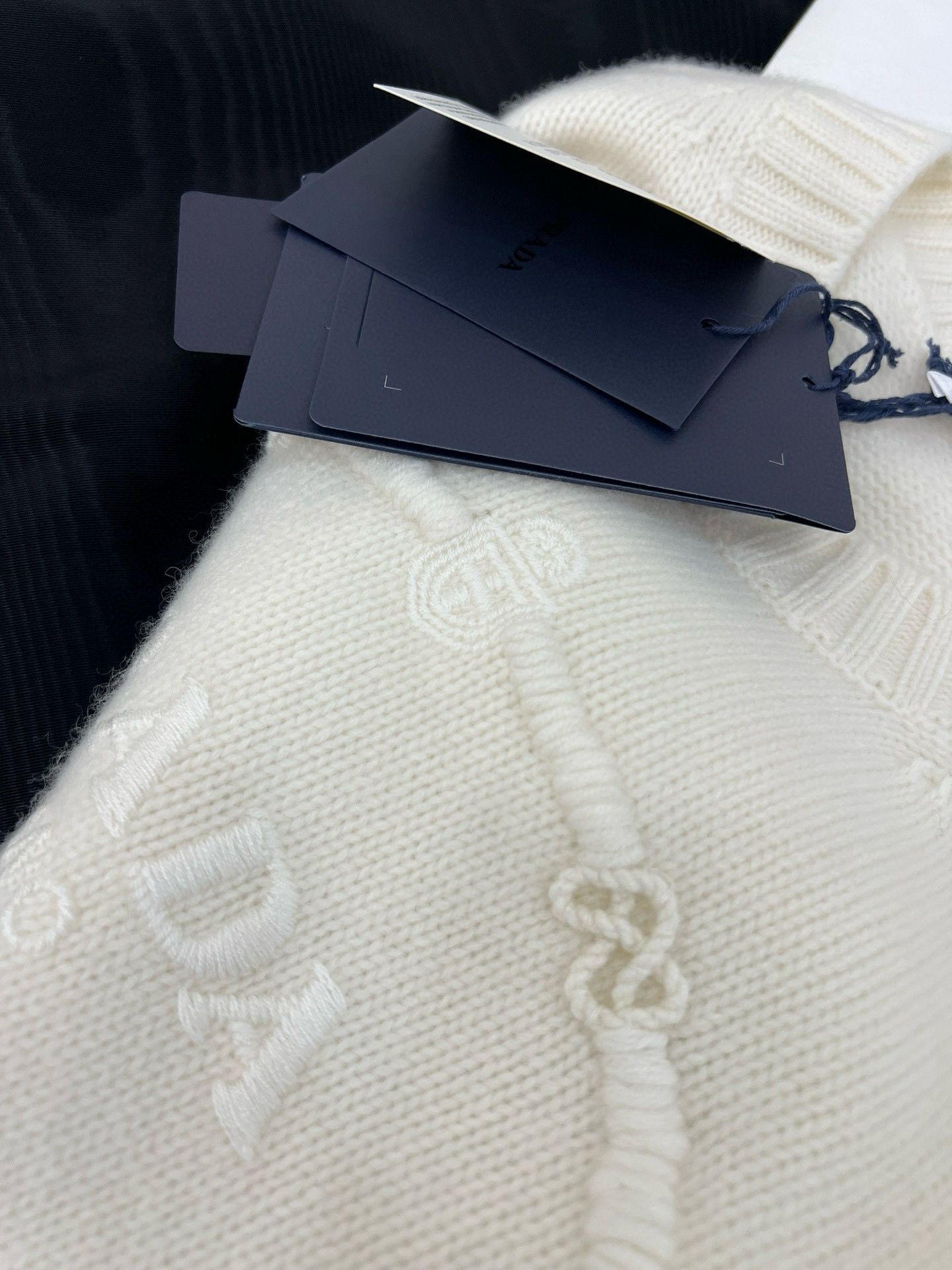 Prada 프라다 입체 로고 플라워 장식 니트 스웨터 7