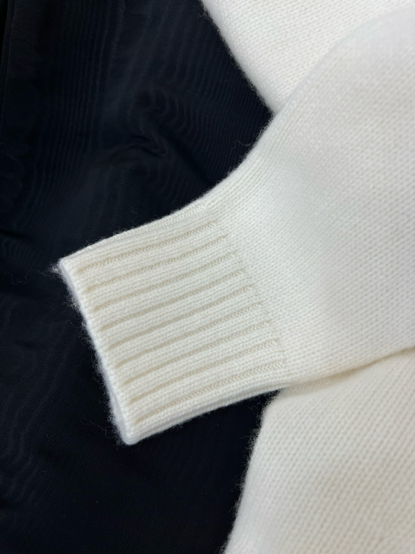 Prada 프라다 입체 로고 플라워 장식 니트 스웨터 8