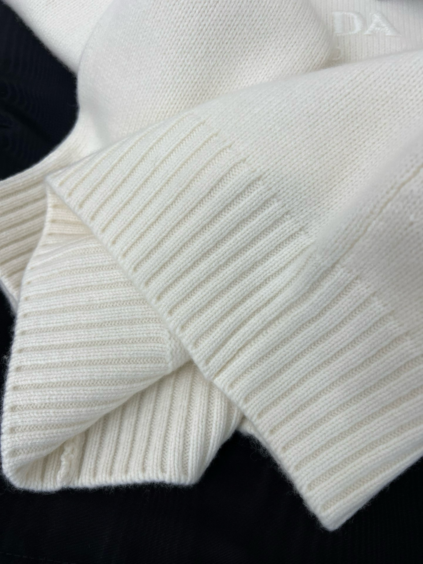 Prada 프라다 입체 로고 플라워 장식 니트 스웨터 9