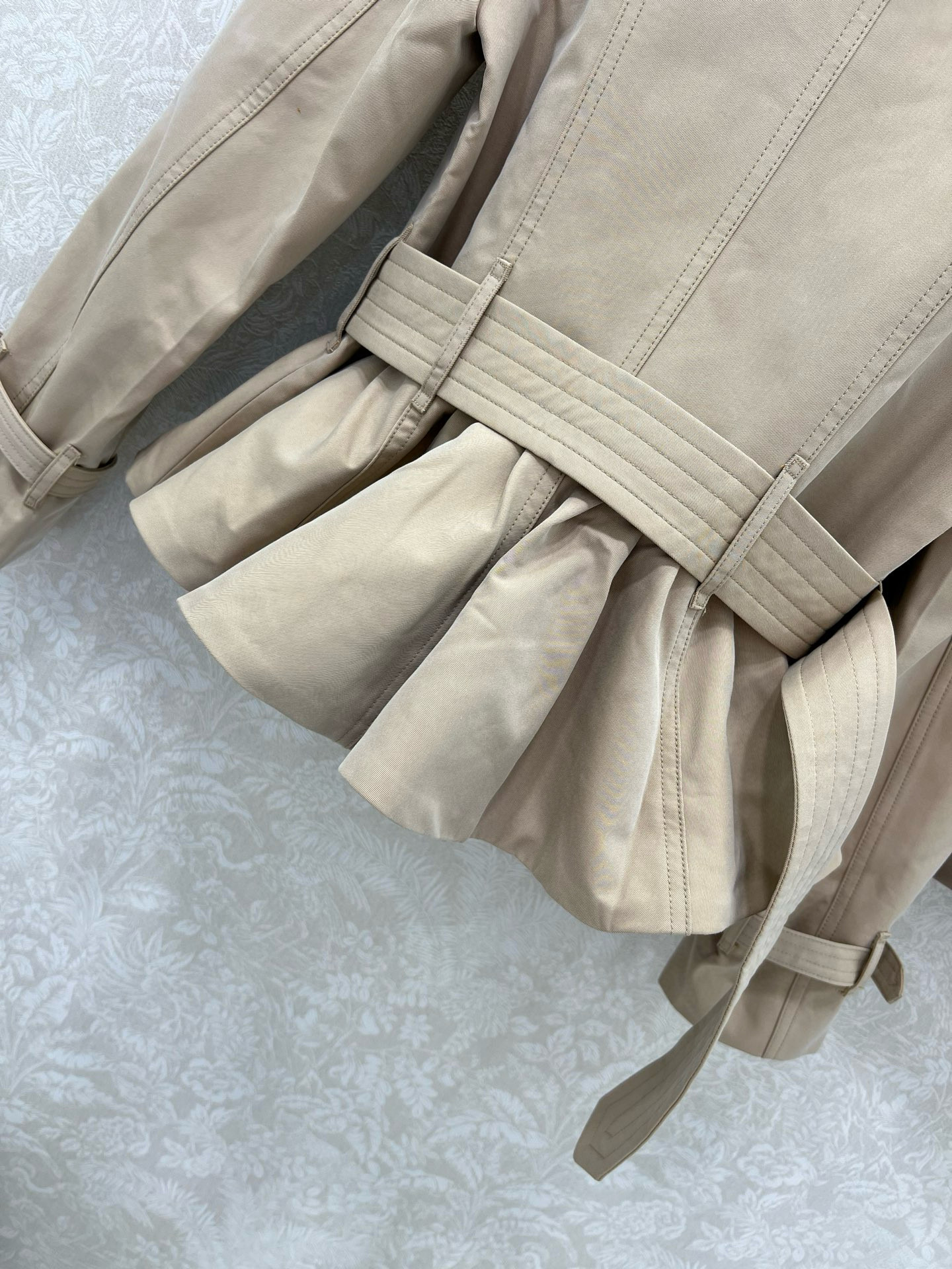 Burberry 버버리 여성 플리츠 밑단 쇼트 트렌치 코트 12