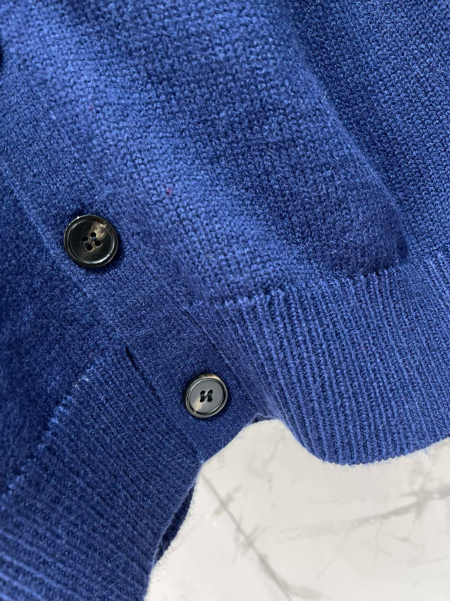 AMI 하트 A 로고 브이넥 니트 가디건 15