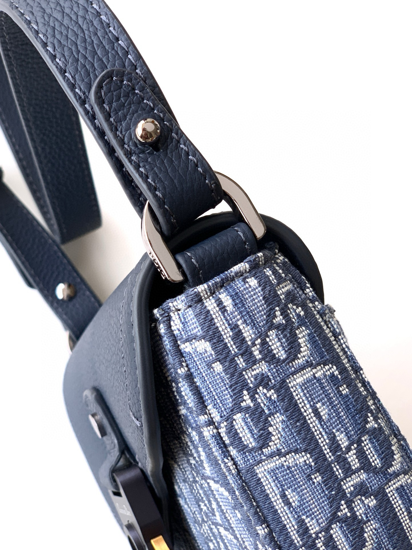 Christian Dior 오블리크 딥그레이 레더 새들 크로스바디 백 8