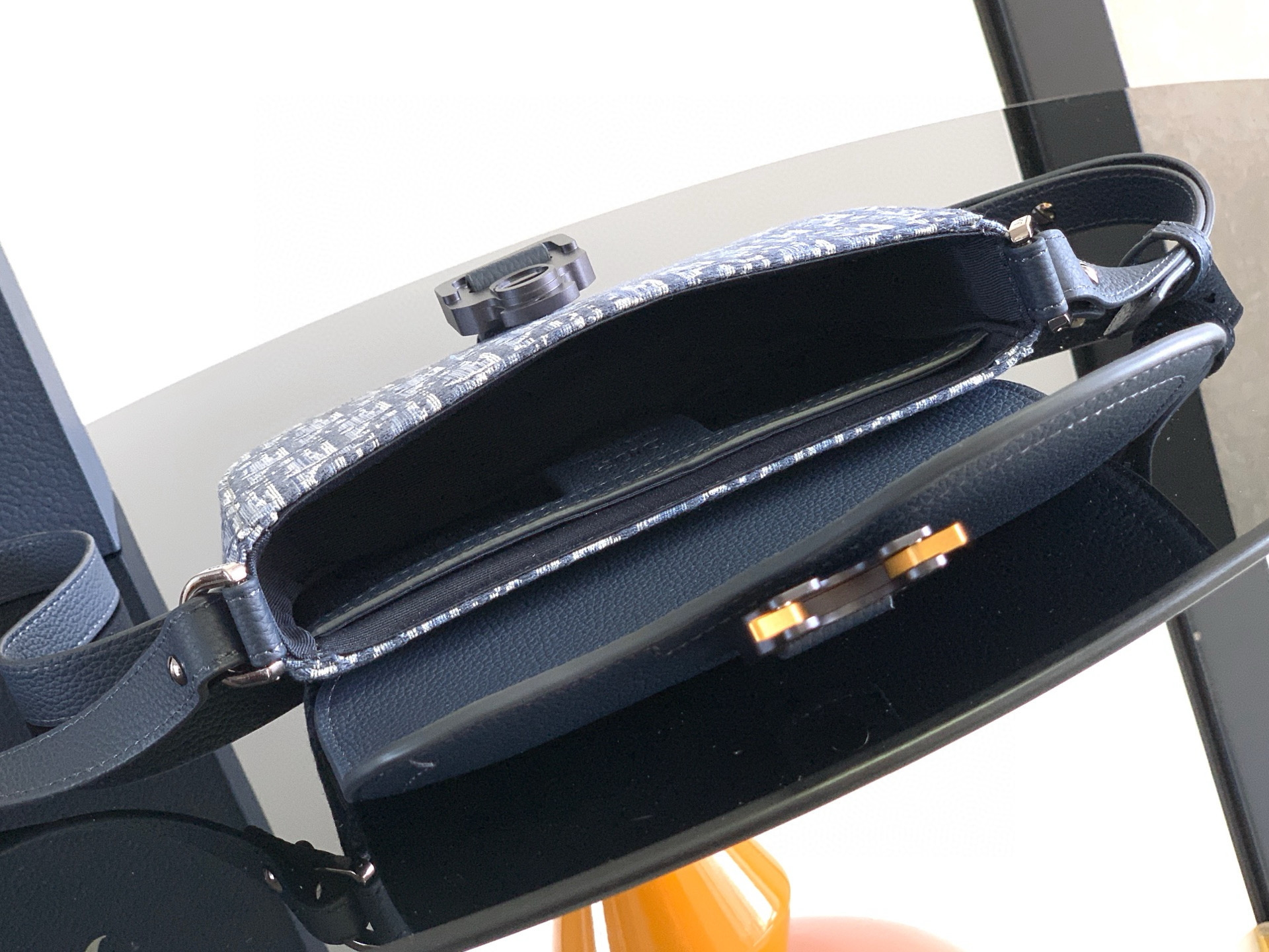 Christian Dior 오블리크 딥그레이 레더 새들 크로스바디 백 9