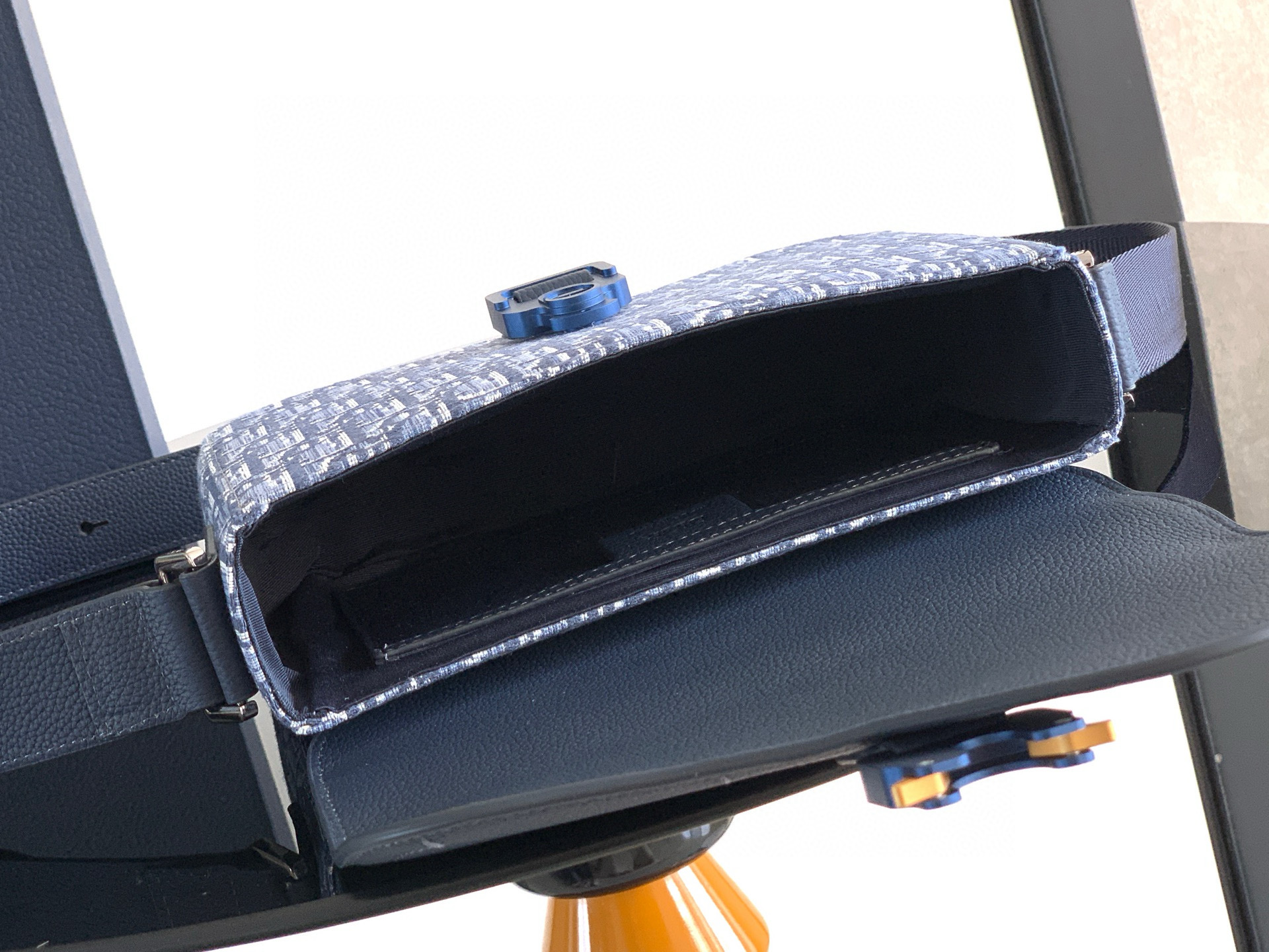 Christian Dior 오블리크 네이비 사들 플랩 백 9