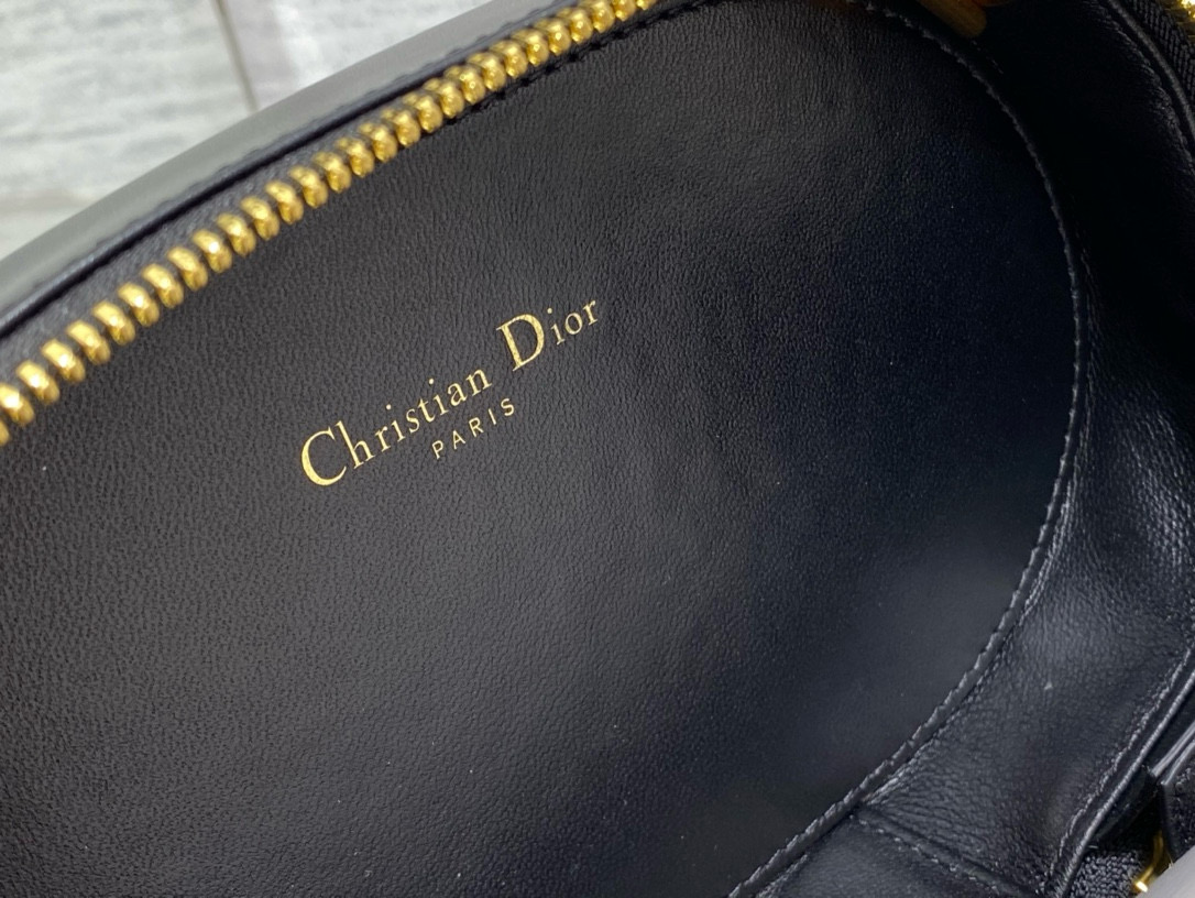 Christian Dior 시그니처 블랙 카메라 백 10