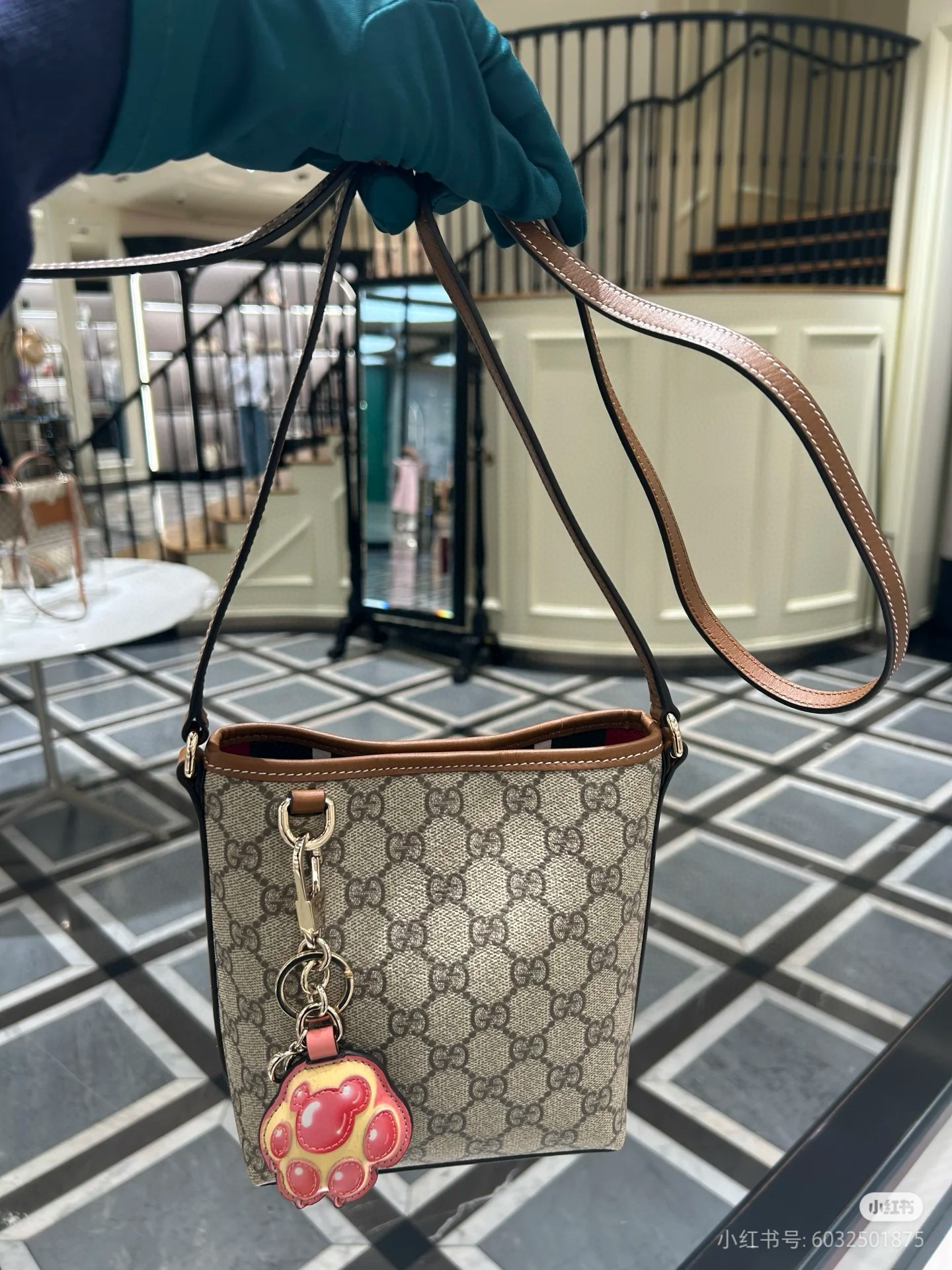 GUCCI 구찌 GG Emblem 시리즈 섬유 슬림 버킷백 9