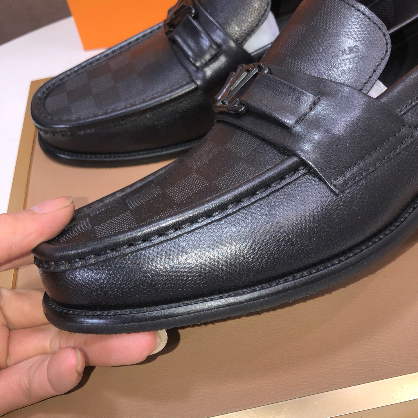 LOUIS VUITTON 루이비통 남성 소가죽 페니 로퍼 1