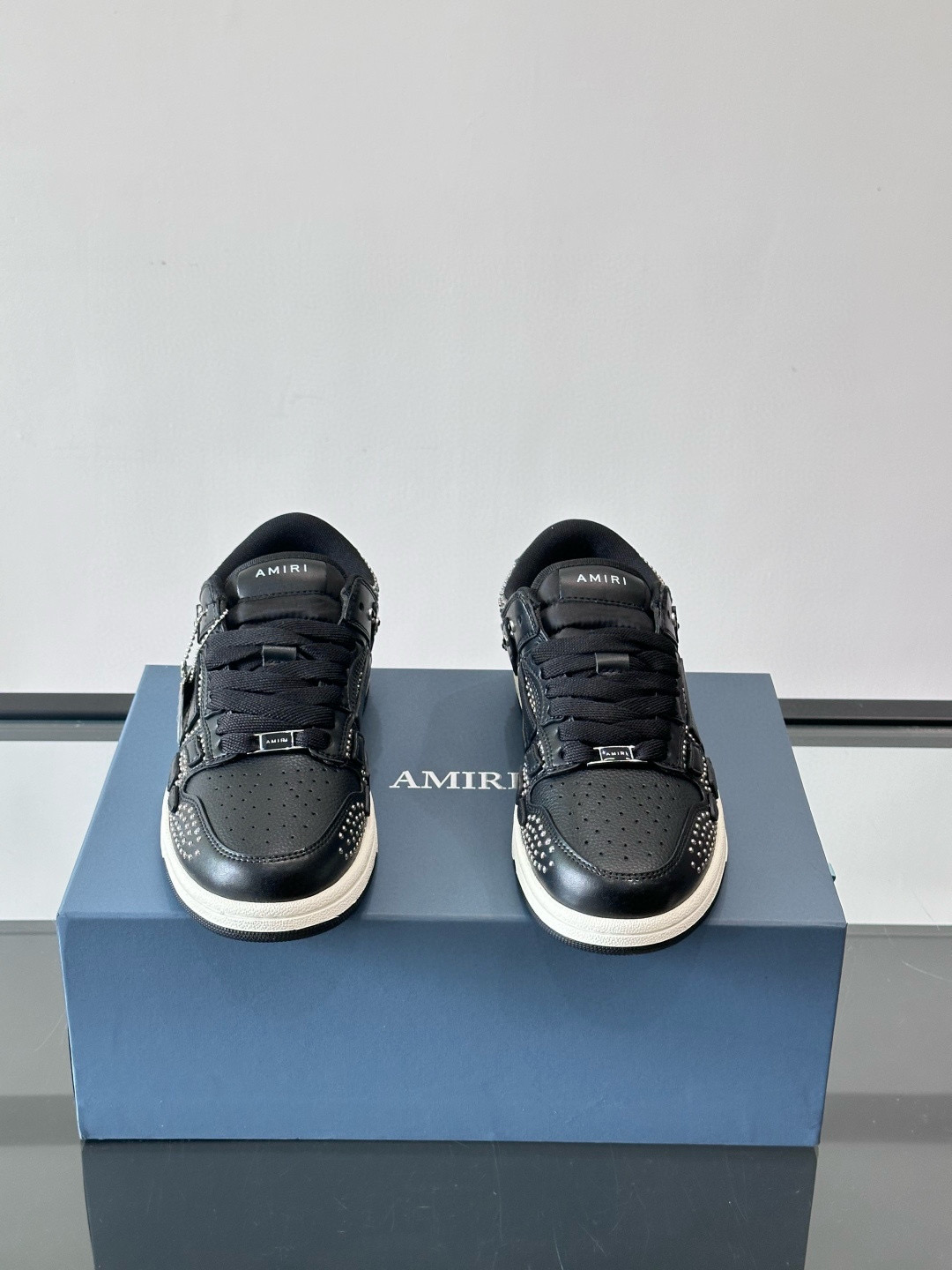 Amiri 블랙 스터드 스컬 로우 스니커즈 2
