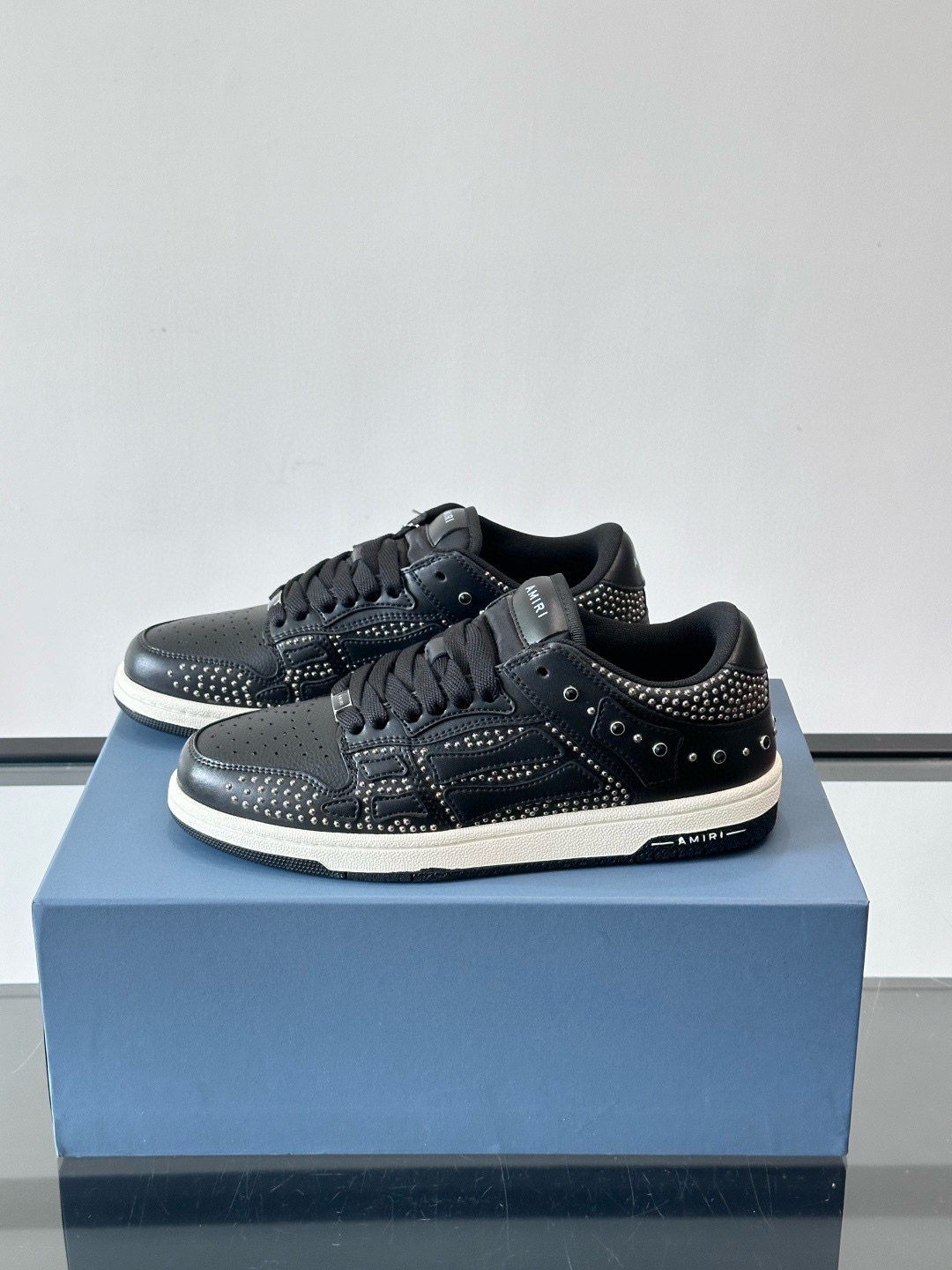 Amiri 블랙 스터드 스컬 로우 스니커즈 3