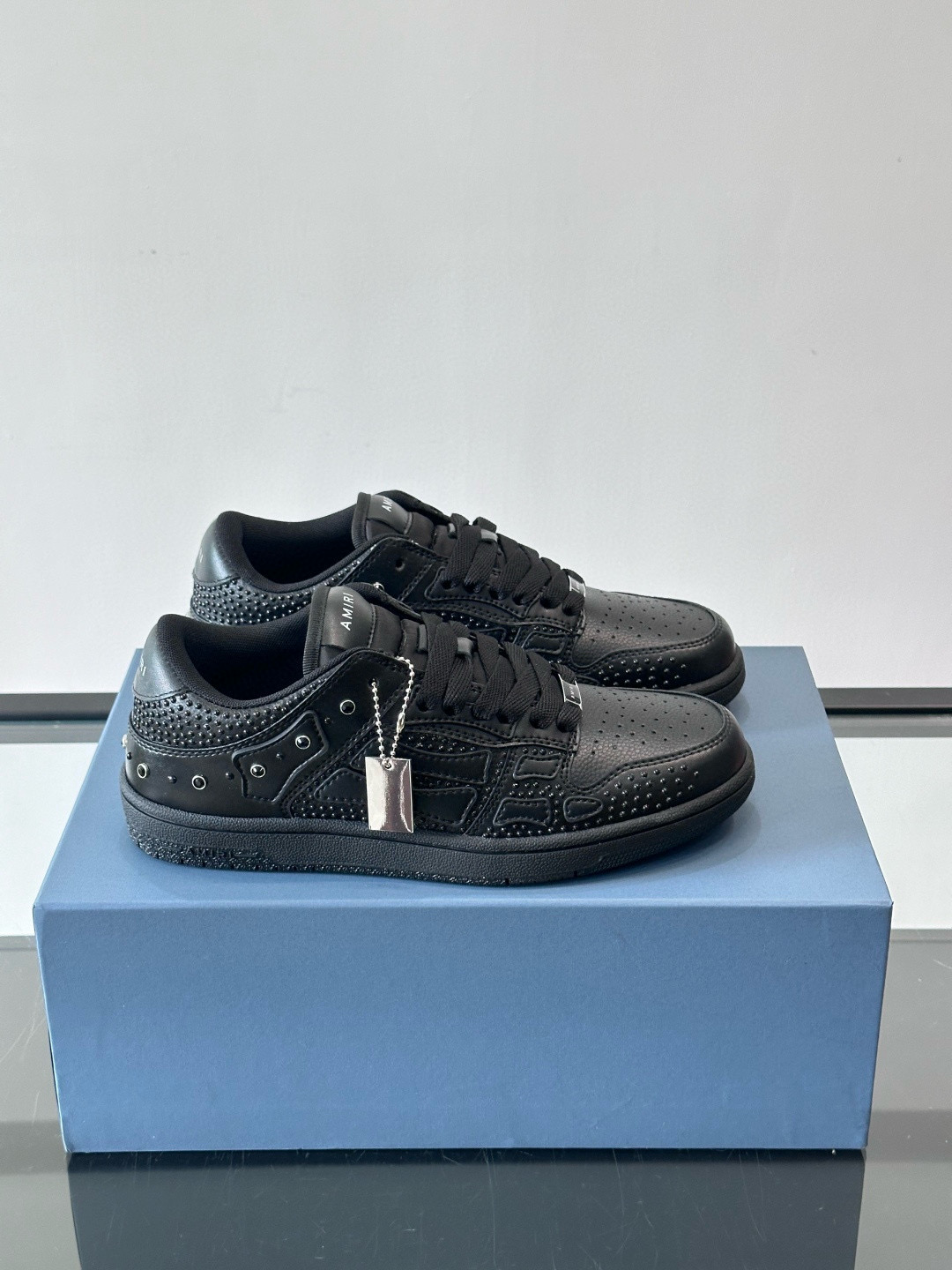 Amiri 블랙 스터드 스컬 로우 스니커즈 1