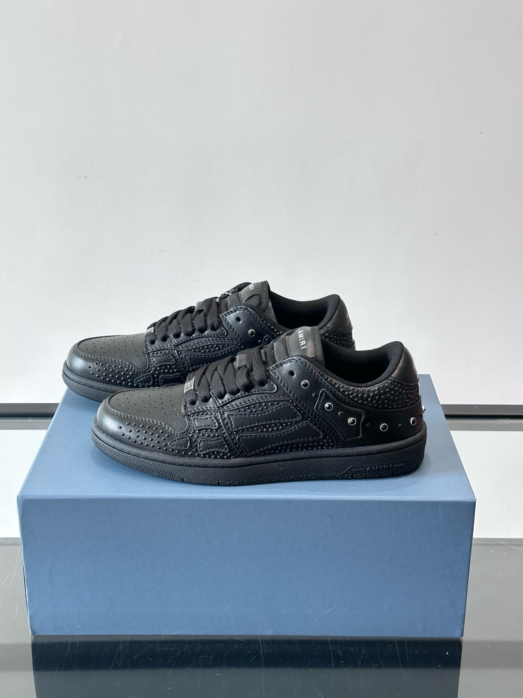 Amiri 블랙 스터드 스컬 로우 스니커즈 3