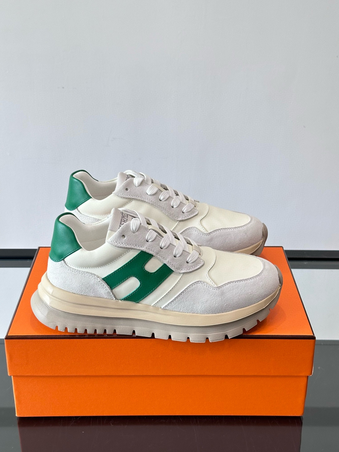 Hermes 에르메스 H Walkrunner 스니커즈 1