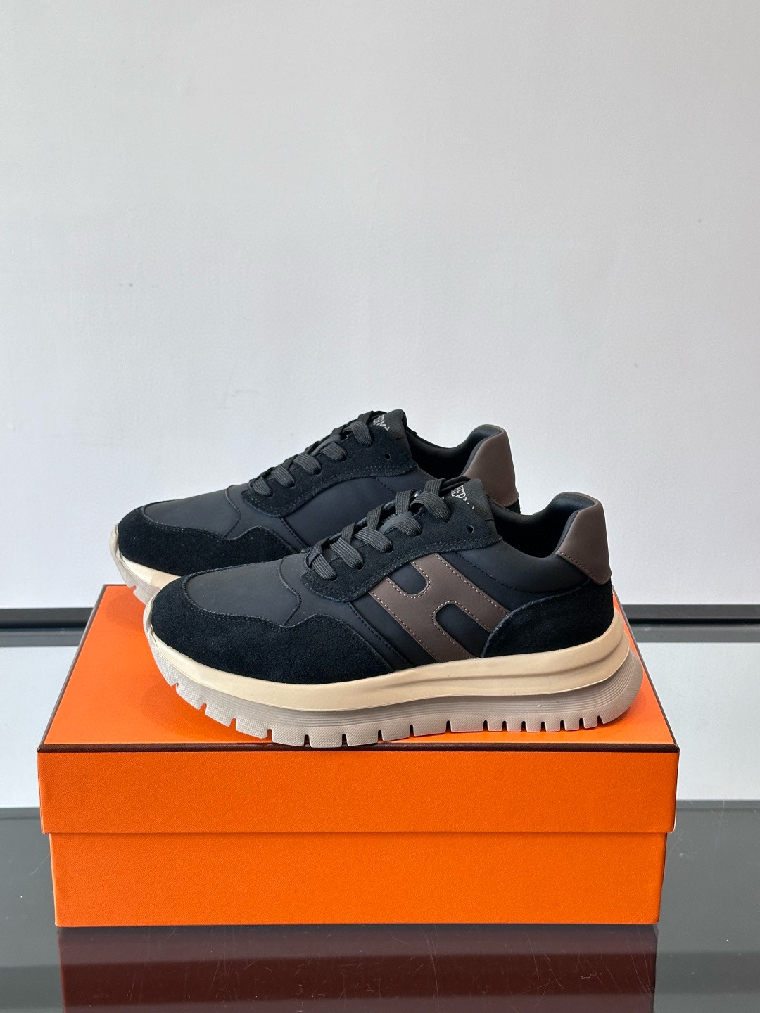 Hermes 에르메스 H Walkrunner 스니커즈 3