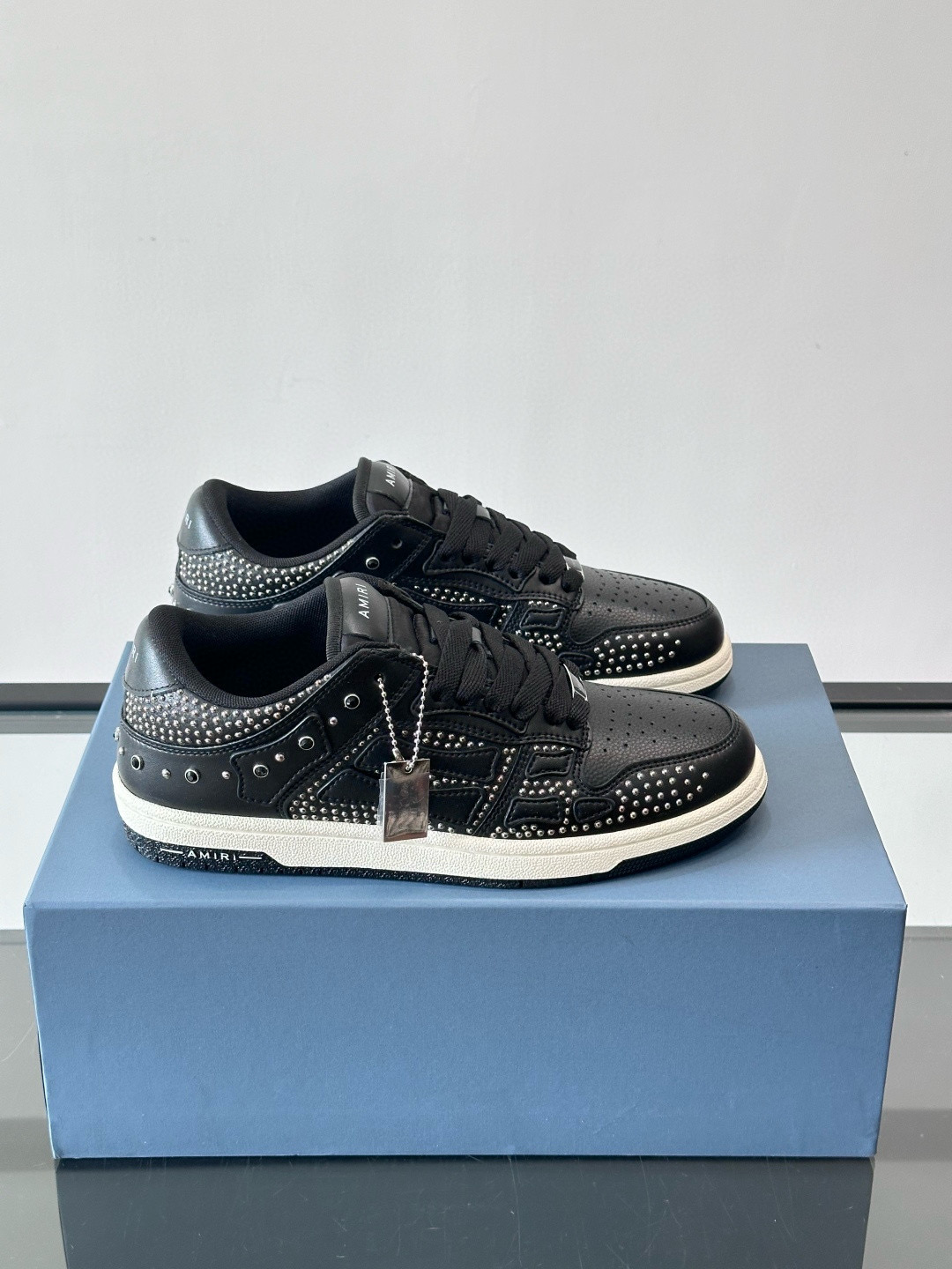 Amiri 블랙 스터드 스컬 로우 스니커즈 1