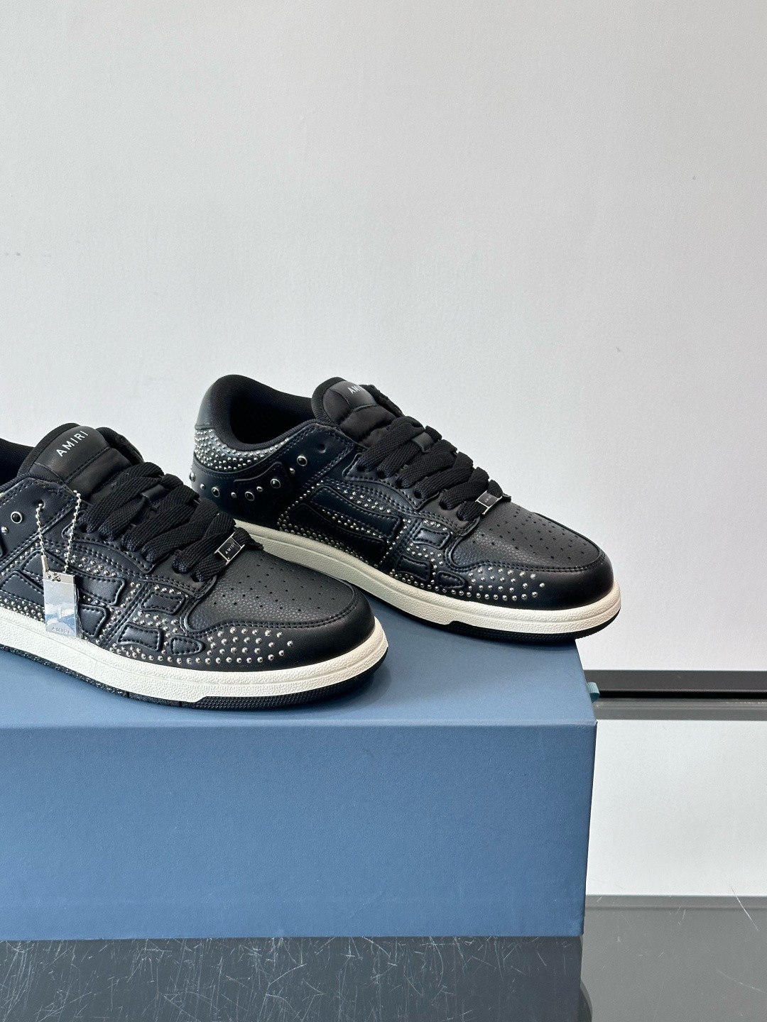 Amiri 블랙 스터드 스컬 로우 스니커즈 7