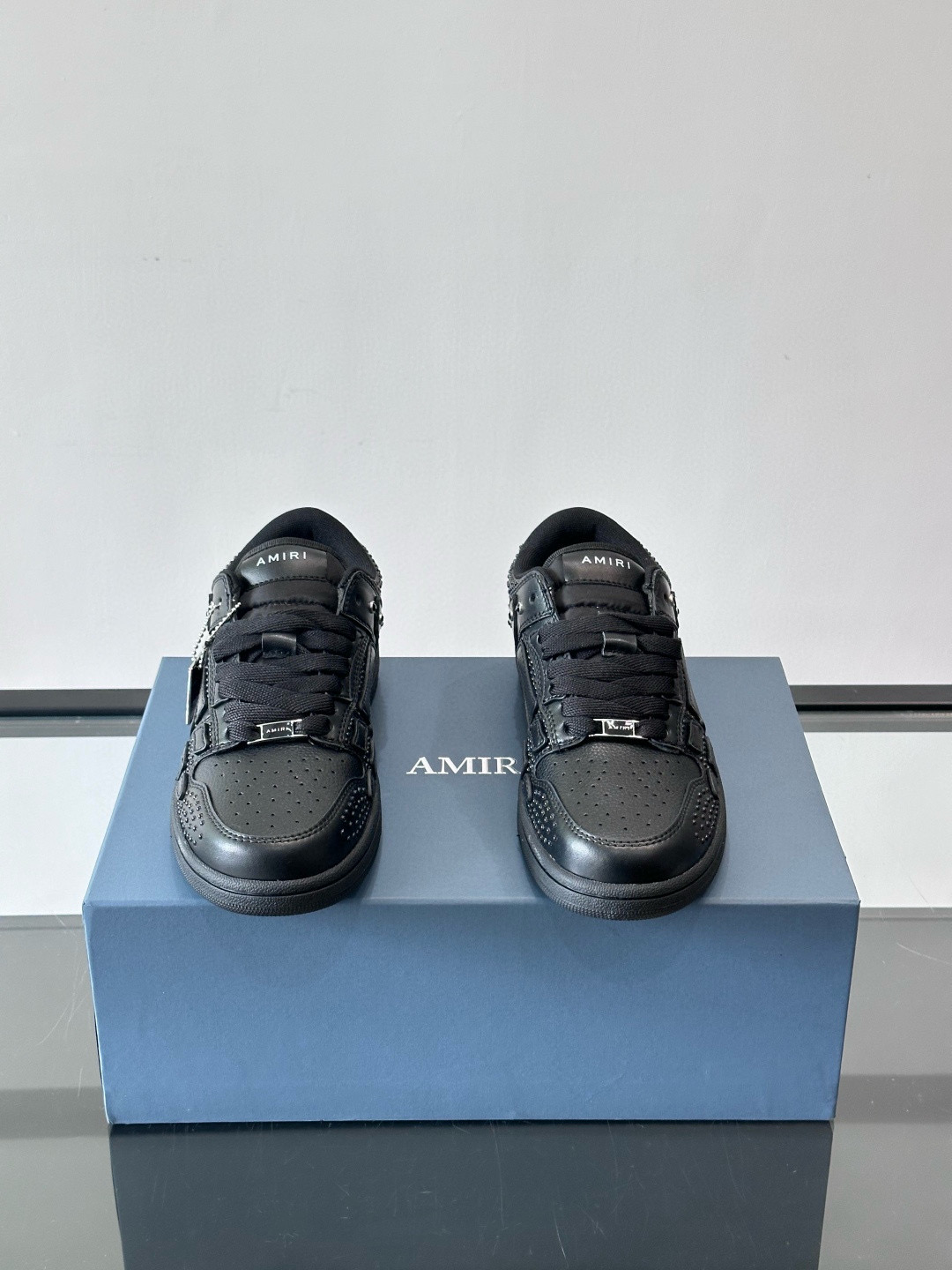Amiri 블랙 스터드 스컬 로우 스니커즈 2