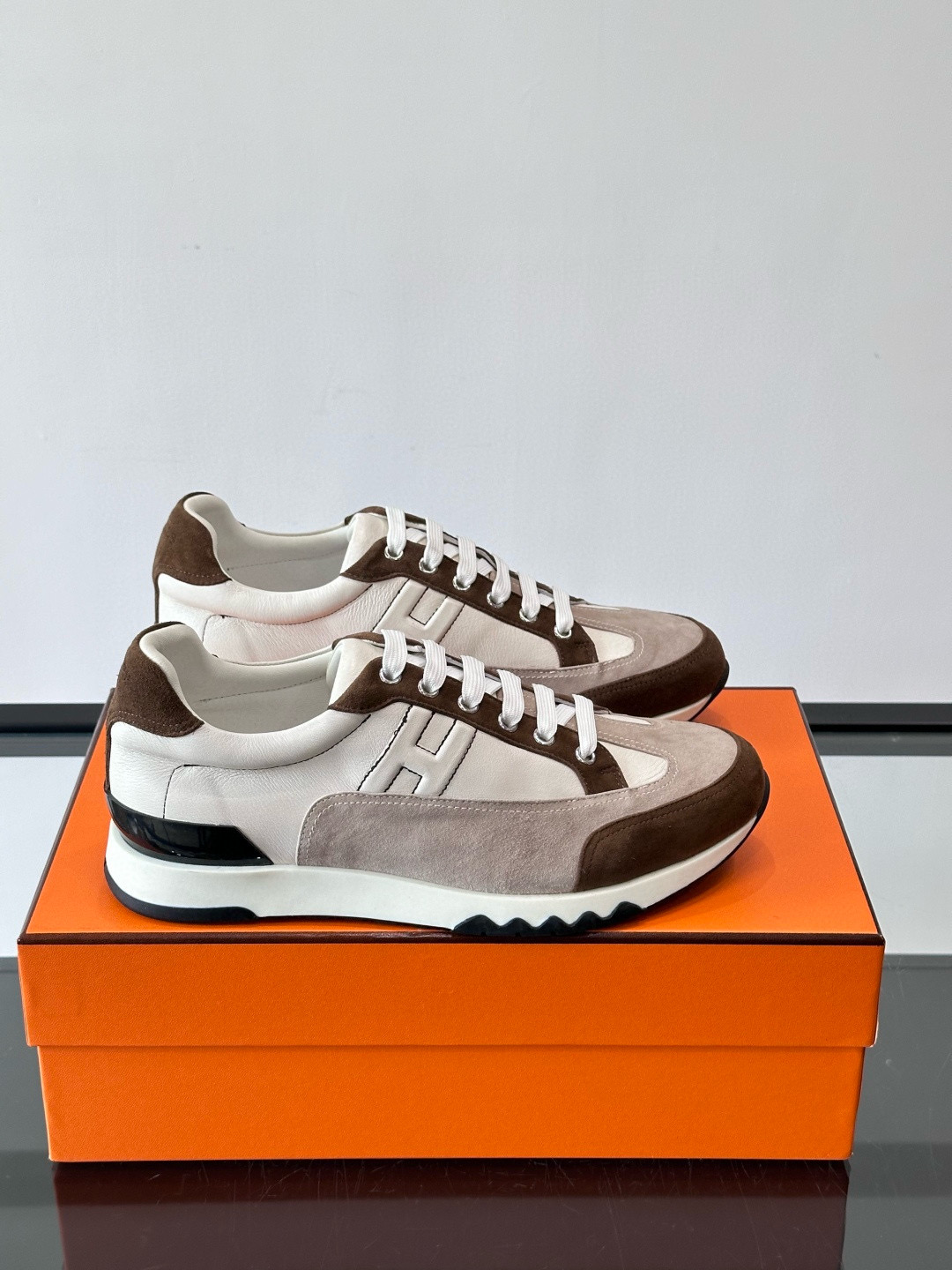 Hermes 에르메스 H Walkrunner 스니커즈 1