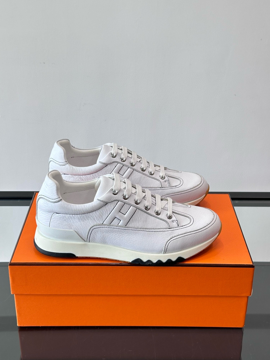 Hermes 에르메스 H Walkrunner 스니커즈 1