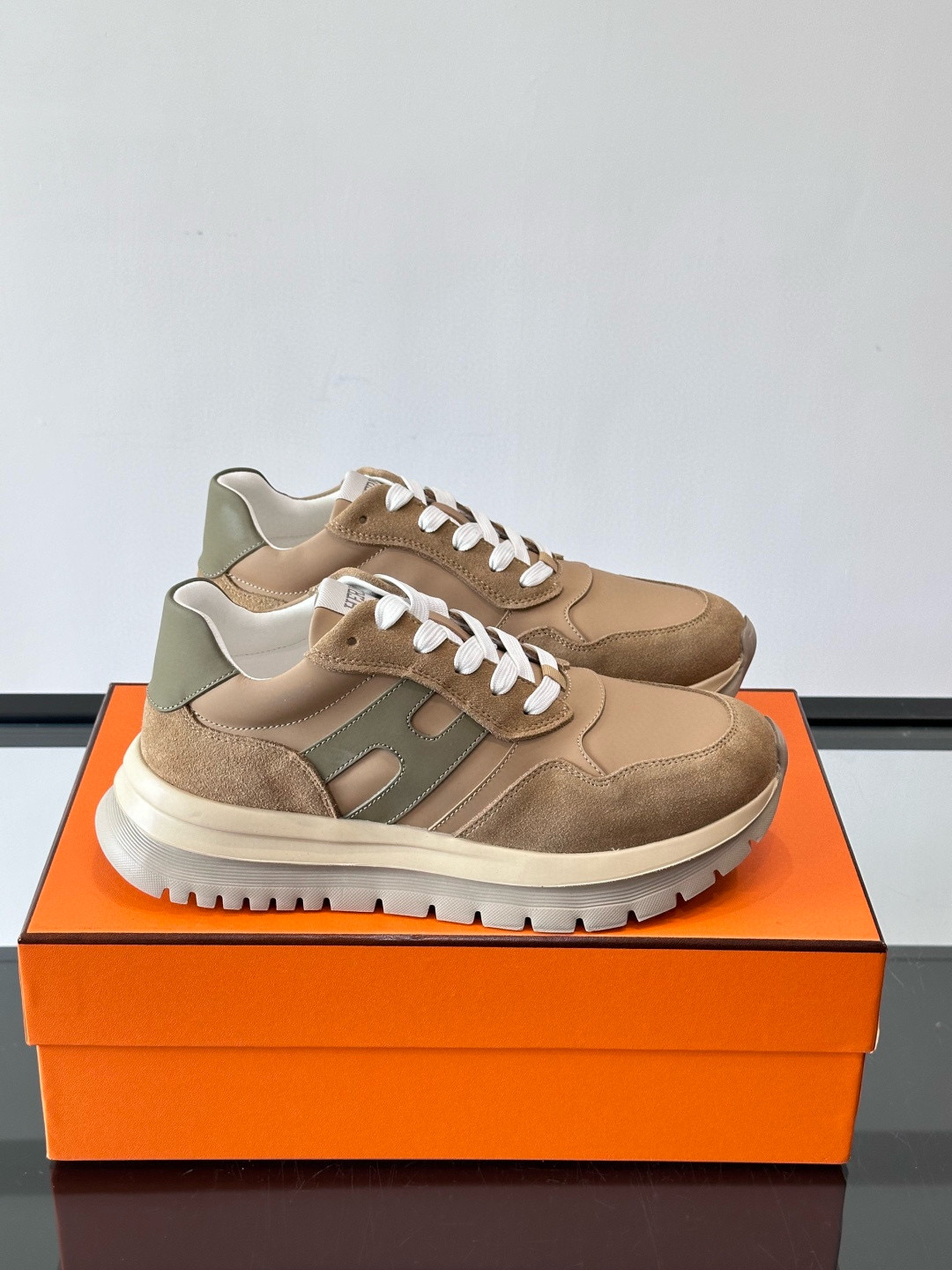 Hermes 에르메스 H Walkrunner 스니커즈 1