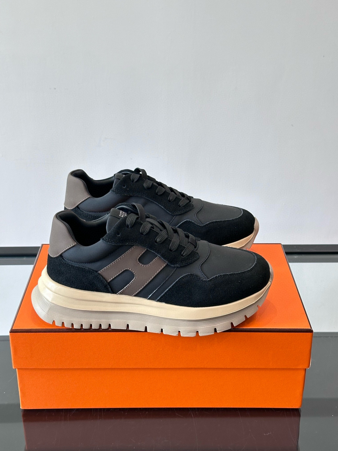 Hermes 에르메스 H Walkrunner 스니커즈 1