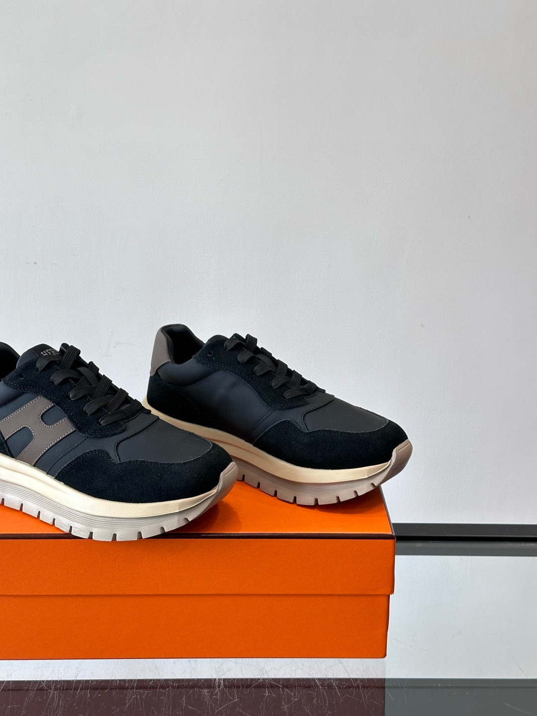 Hermes 에르메스 H Walkrunner 스니커즈 8