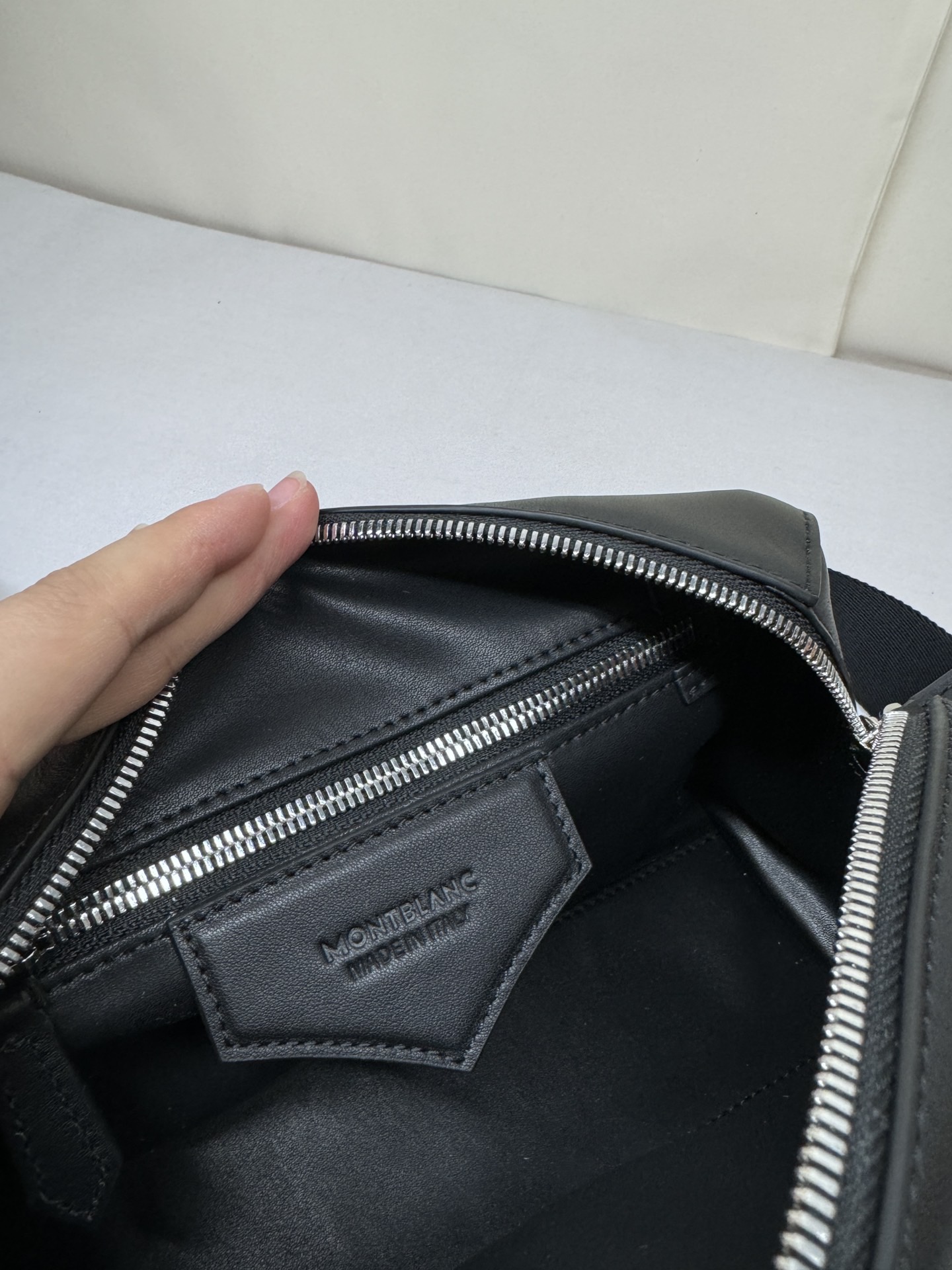 Montblanc 몽블랑 MB131797 크로스바디백 24cm 17